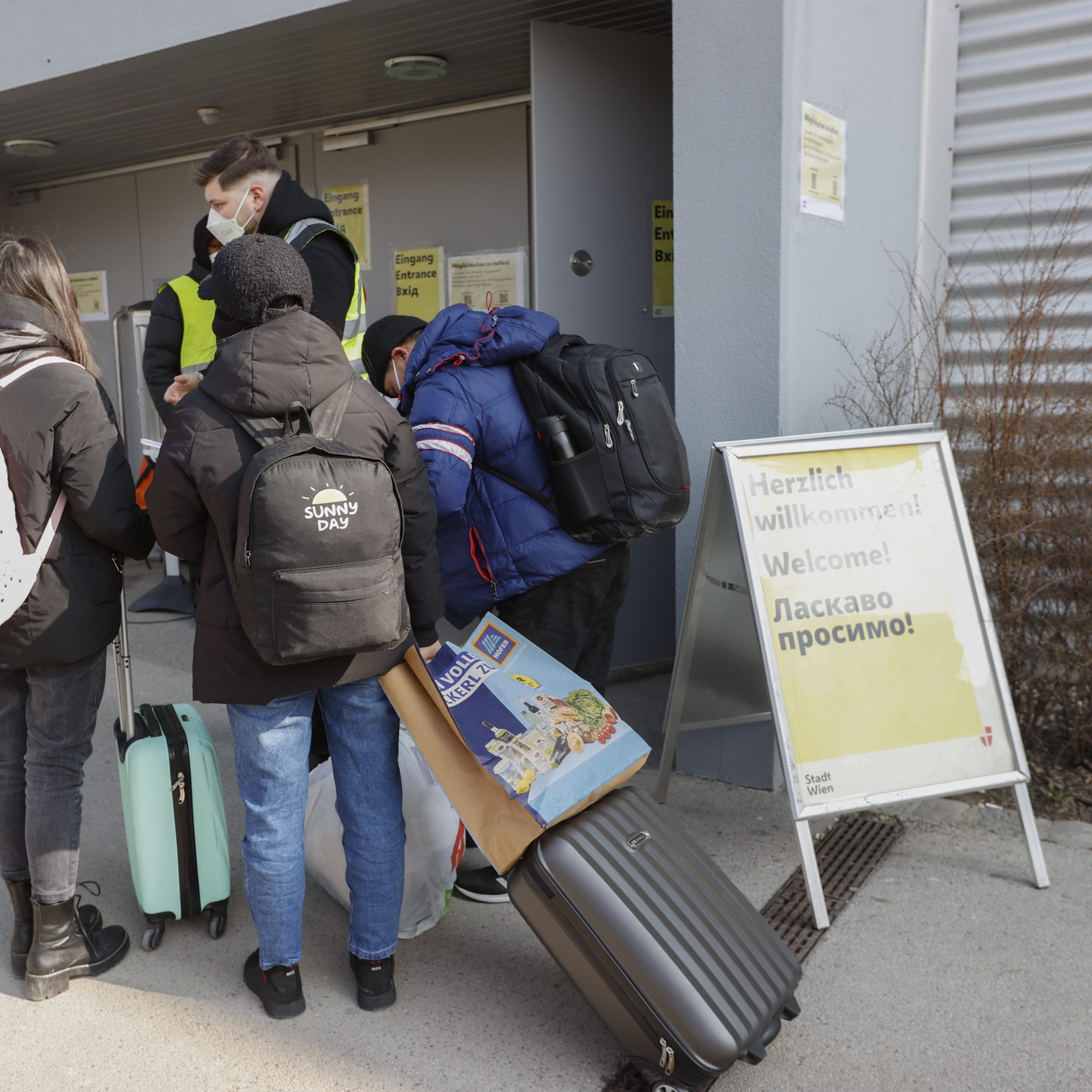 Zahlreiche Social-Media-Postings behaupten Ukraine-Flüchtlinge würden in Österreich Privilegien genießen. Ein Faktencheck prüft, was an diesen Gerüchten dran ist.