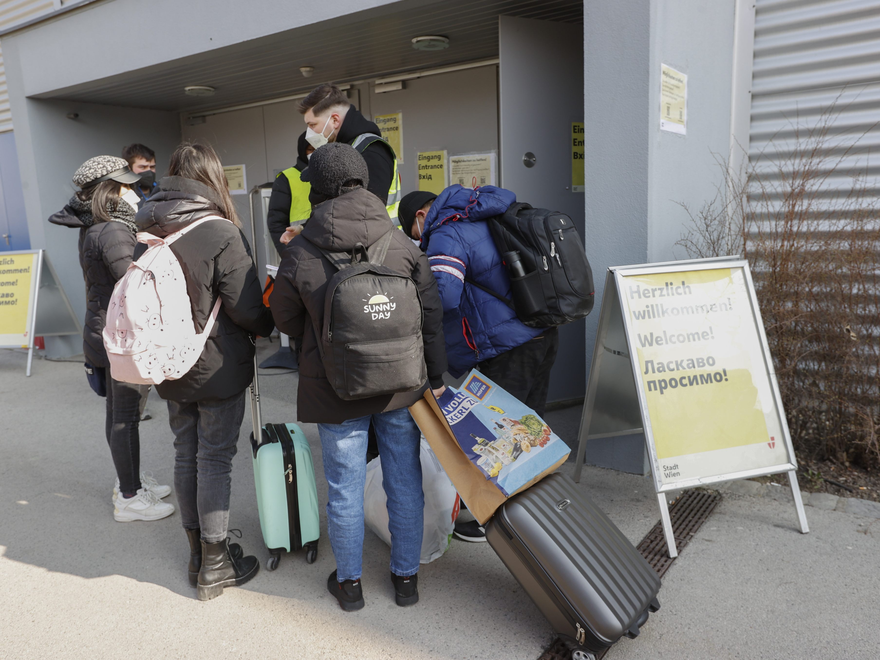 Zahlreiche Social-Media-Postings behaupten Ukraine-Flüchtlinge würden in Österreich Privilegien genießen. Ein Faktencheck prüft, was an diesen Gerüchten dran ist. Zahlreiche Social-Media-Postings behaupten Ukraine-Flüchtlinge würden in Österreich Privilegien genießen. Ein Faktencheck prüft, was an diesen Gerüchten dran ist.