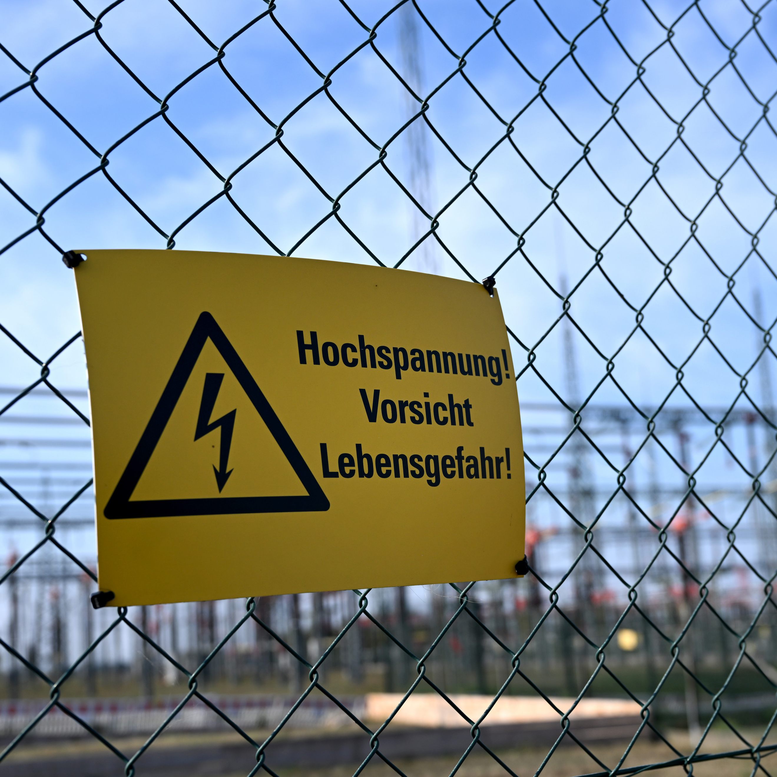 Die Großhandelspreise für Strom steigen weiterhin stark an.