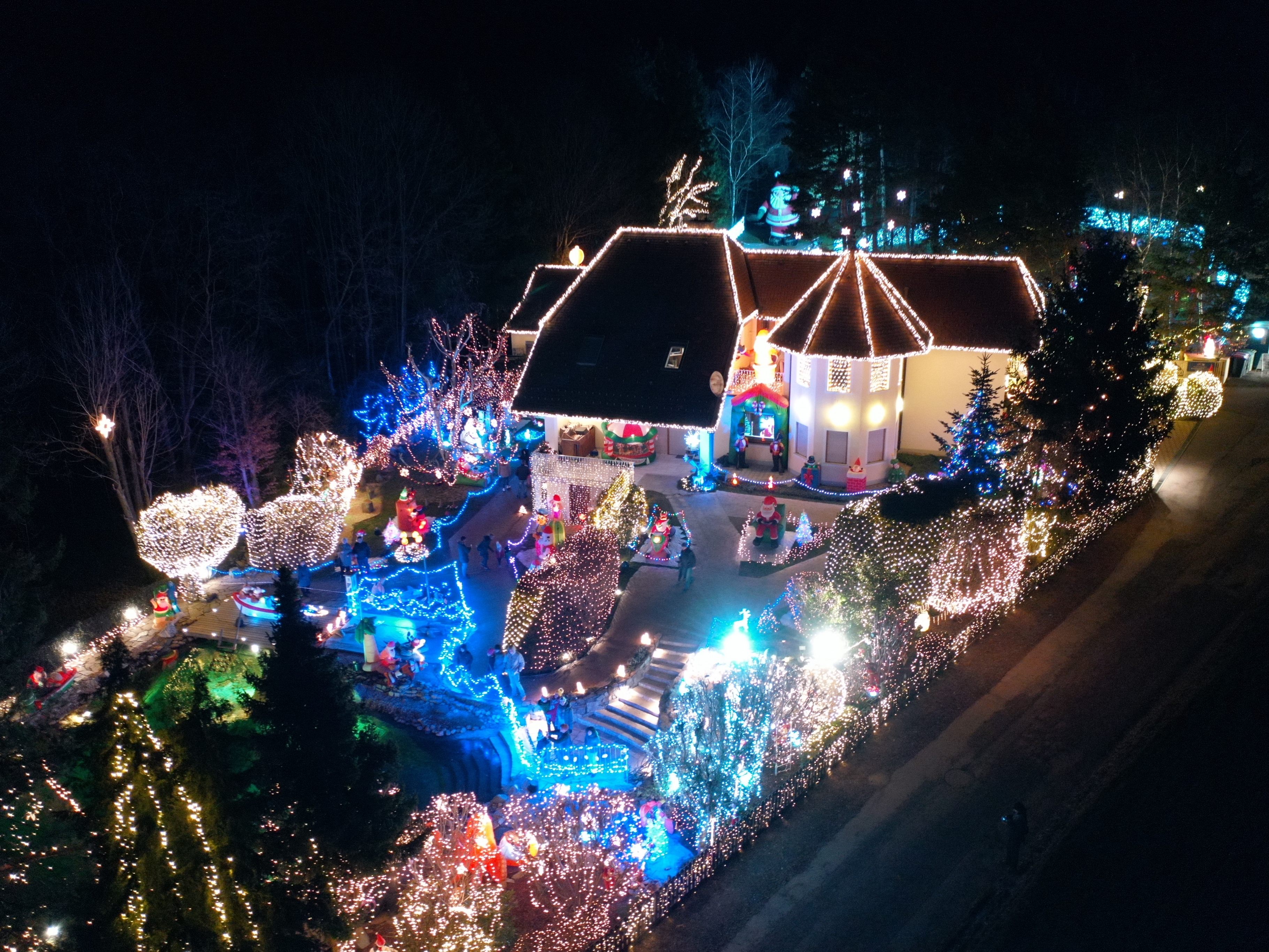 Rund 200 Weihnachtsfiguren erstrahlen beim Weihnachtshaus Bad Tatzmannsdorf. Rund 200 Weihnachtsfiguren erstrahlen beim Weihnachtshaus Bad Tatzmannsdorf.