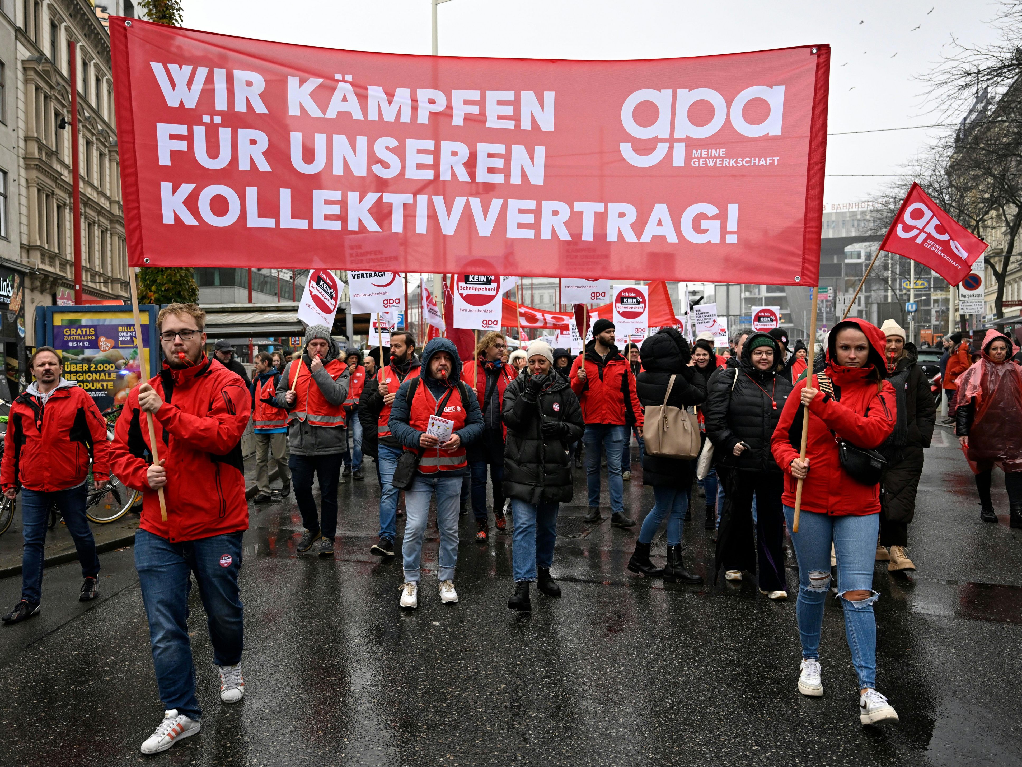 Mit Demos in Wien erhöht die Gewerkschaft vor der nächsten Verhandlungsrunde für einen Handels-KV den Druck. Mit Demos in Wien erhöht die Gewerkschaft vor der nächsten Verhandlungsrunde für einen Handels-KV den Druck.