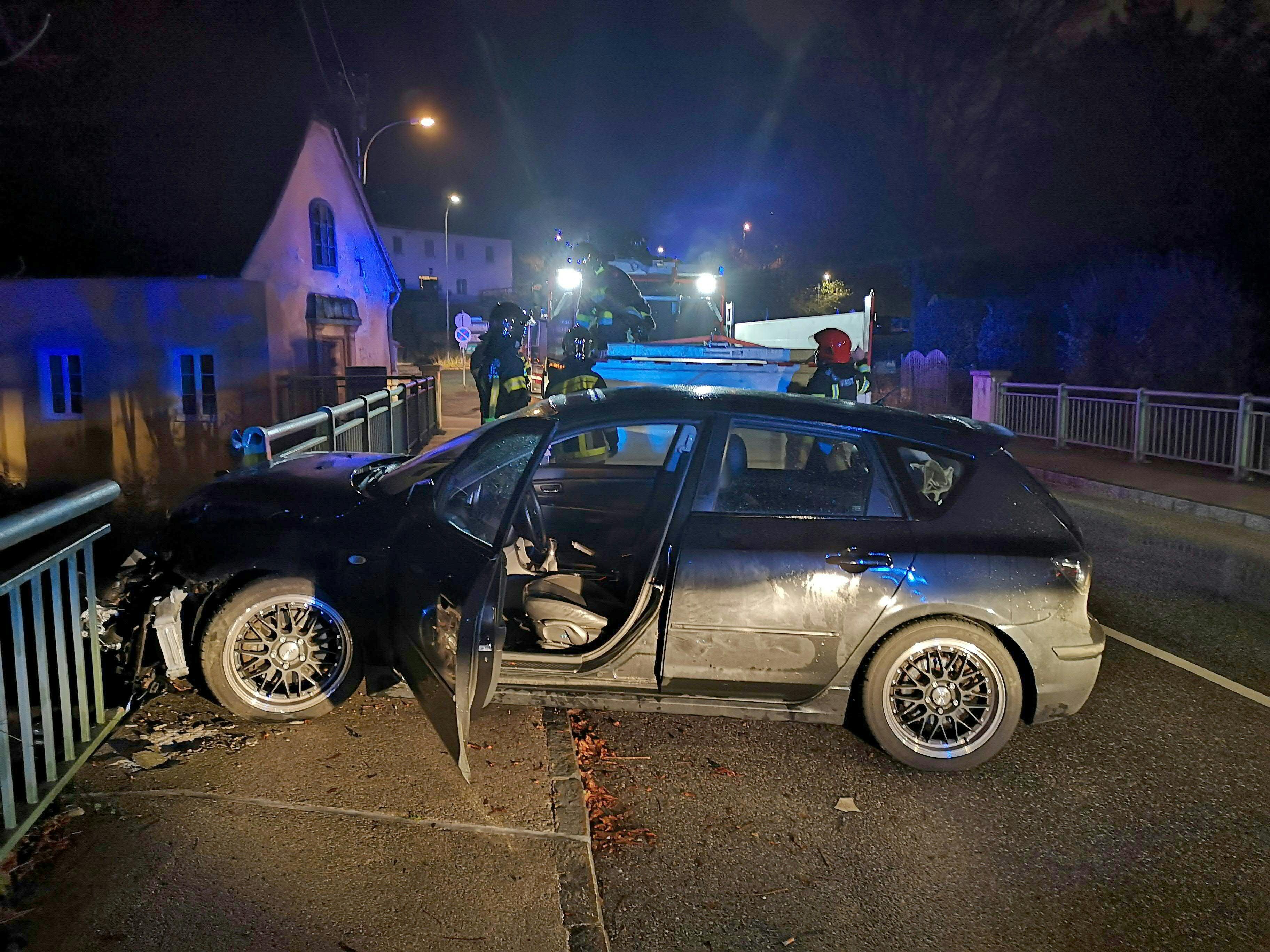 Pkw durchstieß Brückengeländer in Gloggnitz Pkw durchstieß Brückengeländer in Gloggnitz