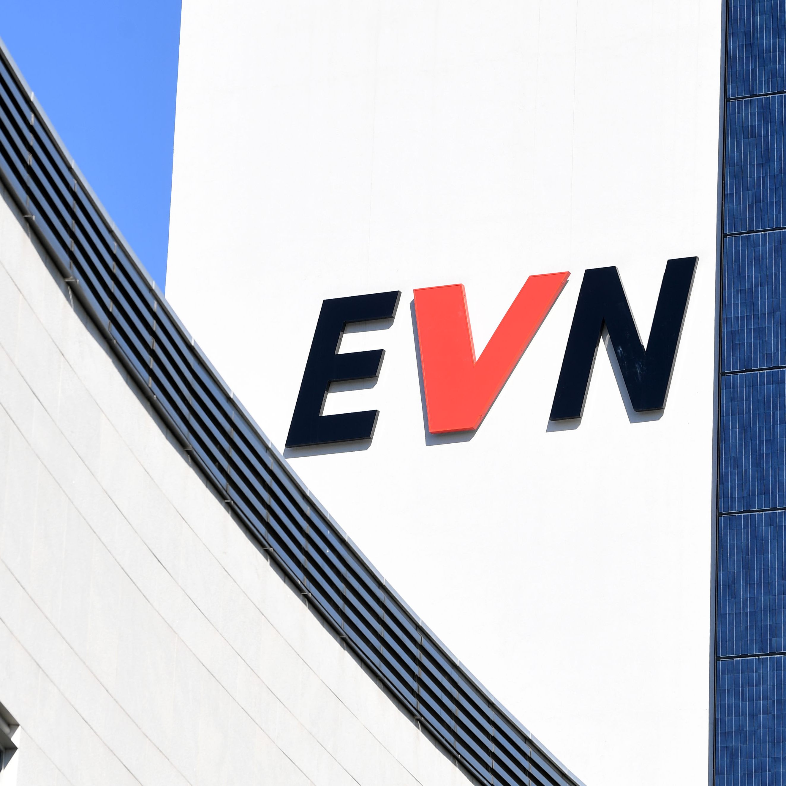 Die niederösterreichischen Grünen zeigen die EVN an.