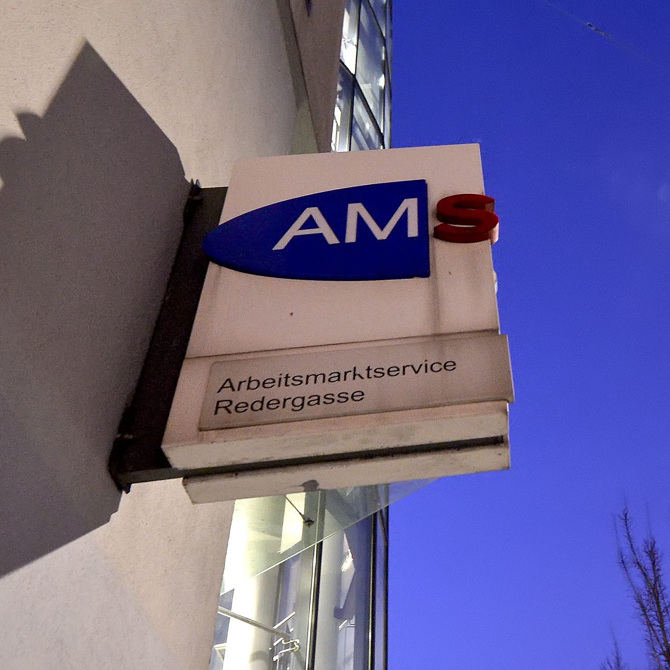 AMS-Chef Johannes Kopf fordert politische Maßnahmen zur besseren Arbeitsintegration von Ukrainern in Österreich.