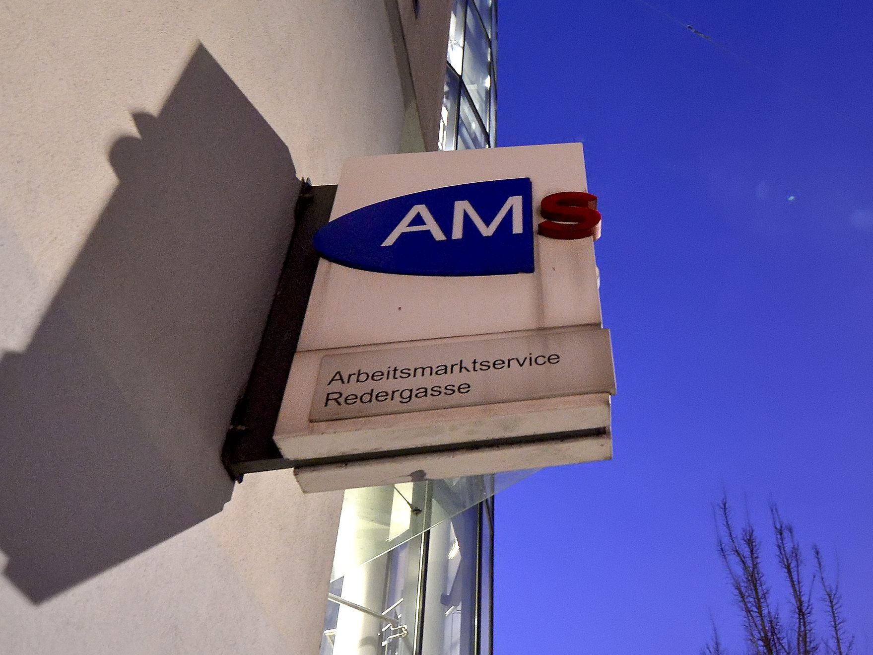 AMS-Chef Johannes Kopf fordert politische Maßnahmen zur besseren Arbeitsintegration von Ukrainern in Österreich.