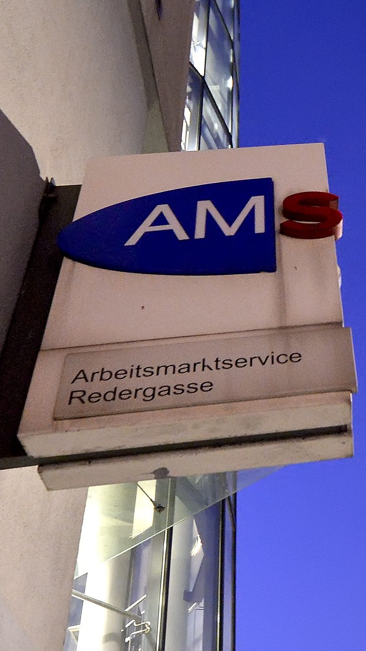 AMS-Chef Johannes Kopf fordert politische Maßnahmen zur besseren Arbeitsintegration von Ukrainern in Österreich.