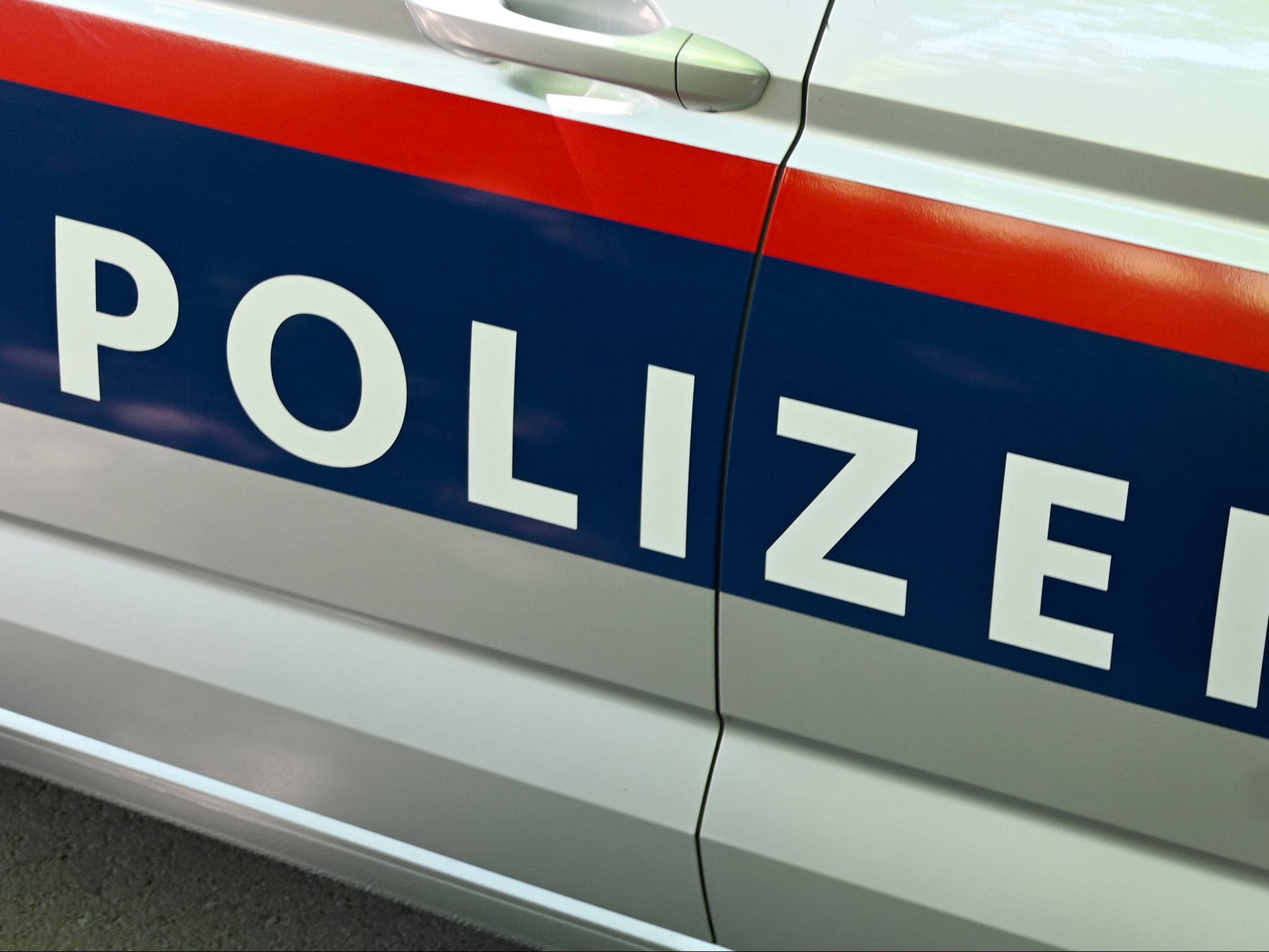 Ein Suchtmittel-Dealer stach auf einen Mann ein, nachdem dieser seine Umhängetasche gestohlen hatte. Ein Suchtmittel-Dealer stach auf einen Mann ein, nachdem dieser seine Umhängetasche gestohlen hatte.