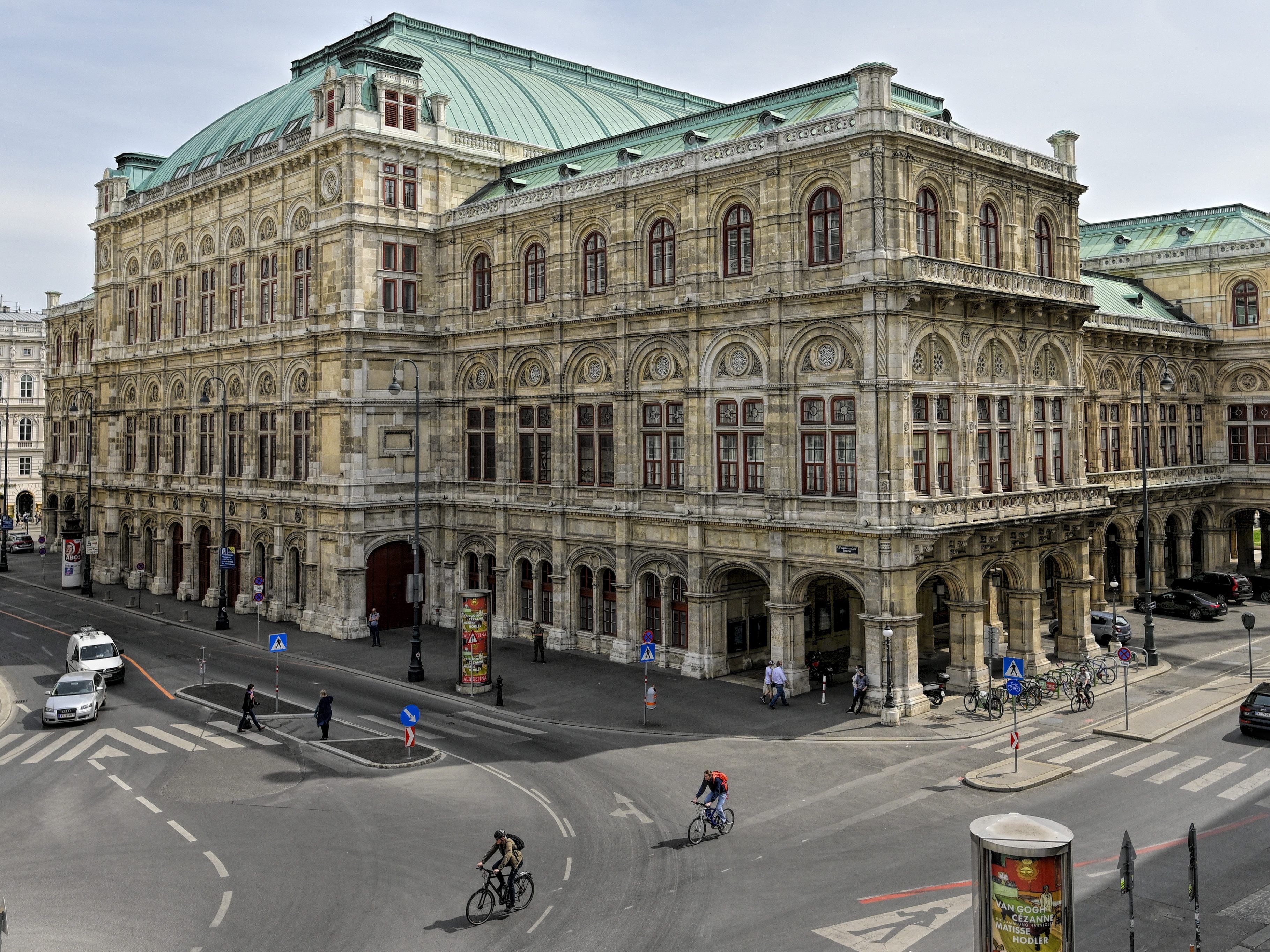 Erstmals gestaltet eine chinesische Künstlerin den Eisernen Vorhang der Wiener Staatsoper. Erstmals gestaltet eine chinesische Künstlerin den Eisernen Vorhang der Wiener Staatsoper.