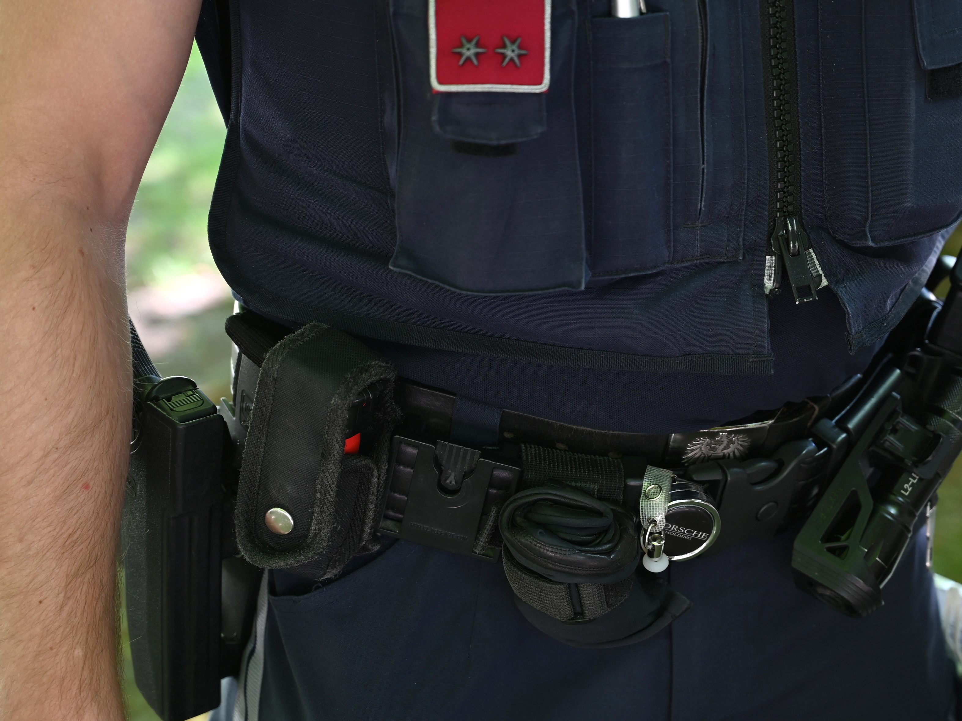 Ein junger Mann drohte in Schwechat nach einer Veranstaltung zwei Männern mit einem Messer. Ein junger Mann drohte in Schwechat nach einer Veranstaltung zwei Männern mit einem Messer.
