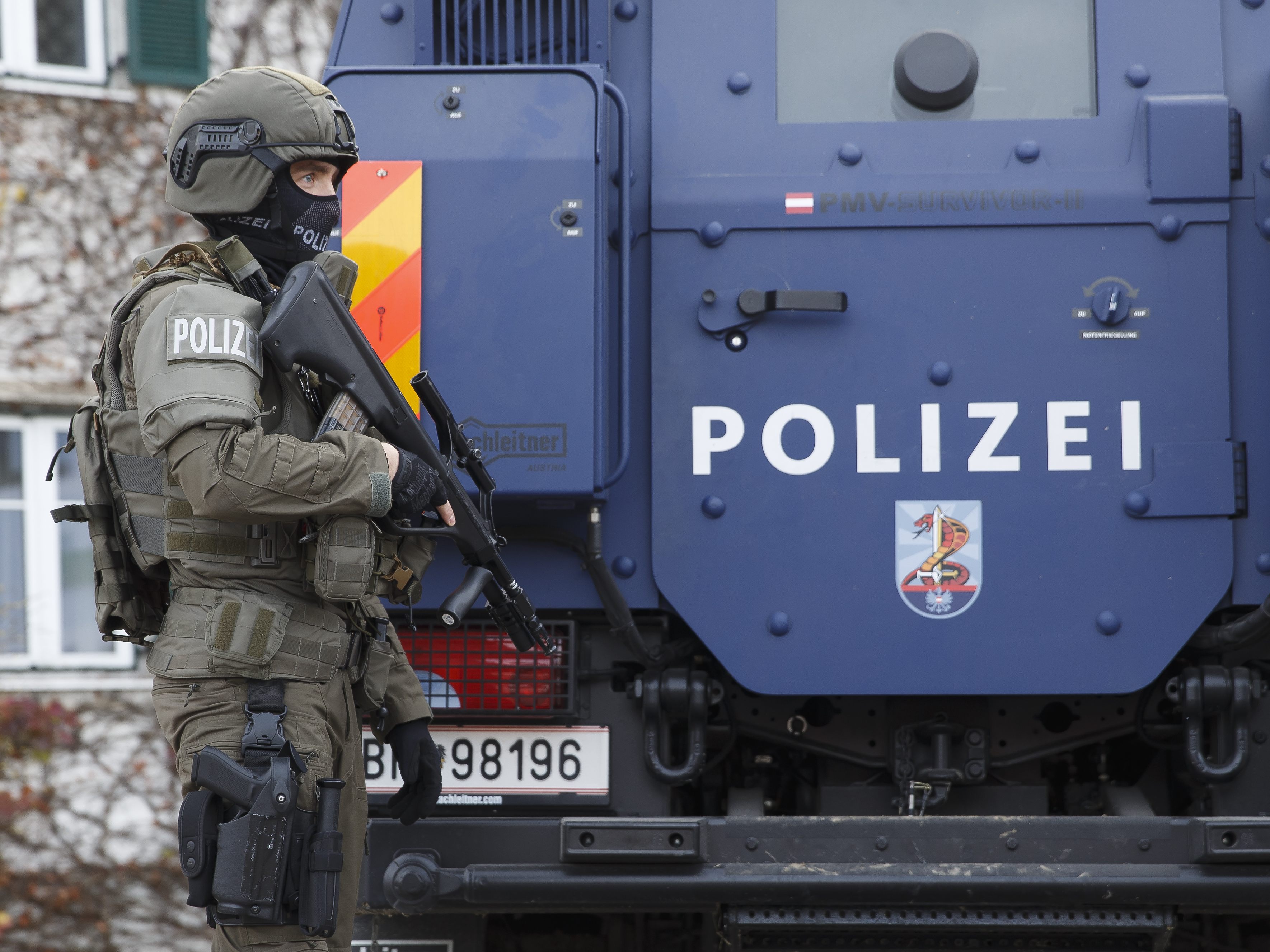 Die Polizei sichert und durchsucht die Schule nach der Amoklauf-Drohung. Die Polizei sichert und durchsucht die Schule nach der Amoklauf-Drohung.
