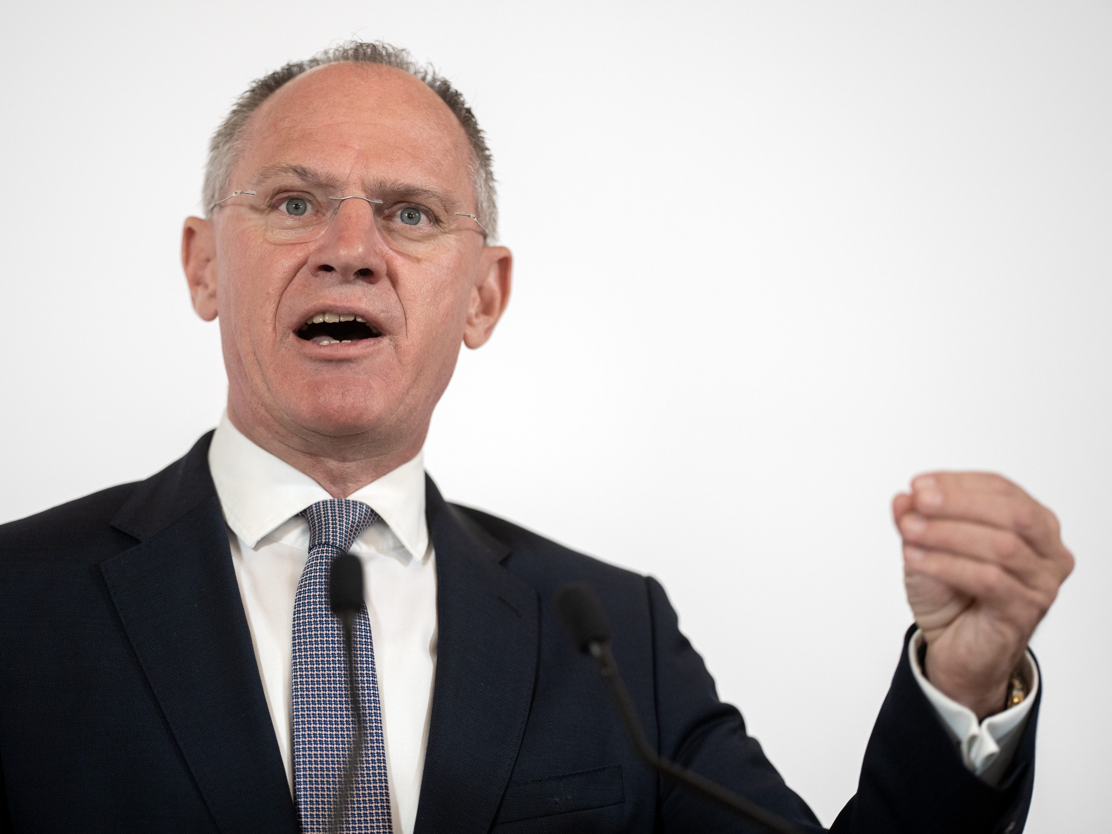 Nach den Randalen in Linz zu Halloween denkt Innenminister Gerhard Karner (ÖVP) über Abschiebungen nach. Nach den Randalen in Linz zu Halloween denkt Innenminister Gerhard Karner (ÖVP) über Abschiebungen nach.