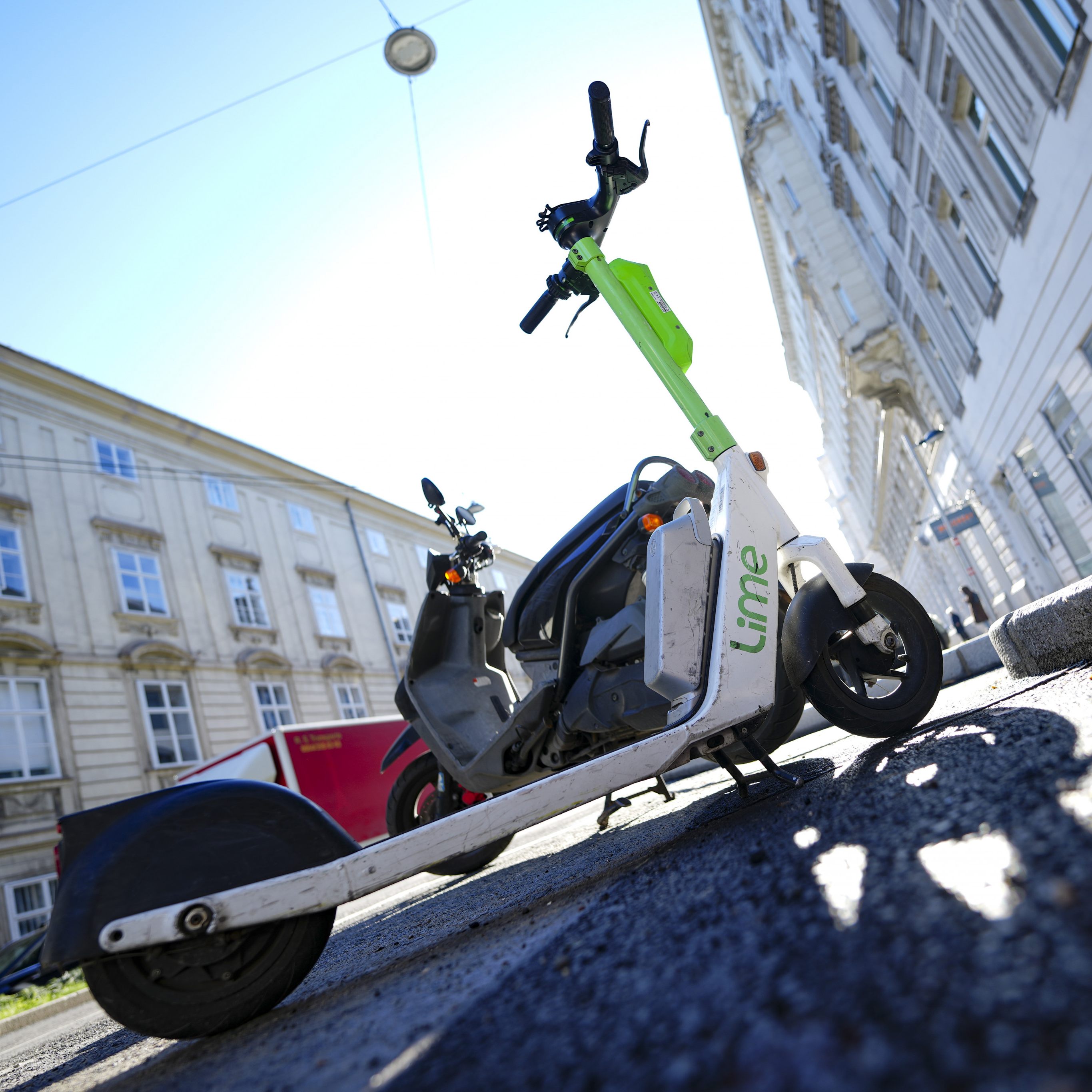 Die Stadt Wien hat ein umfassendes Maßnahmenpaket zur Beseitigung der Missstände bei Leih-E-Scootern beschlossen.
