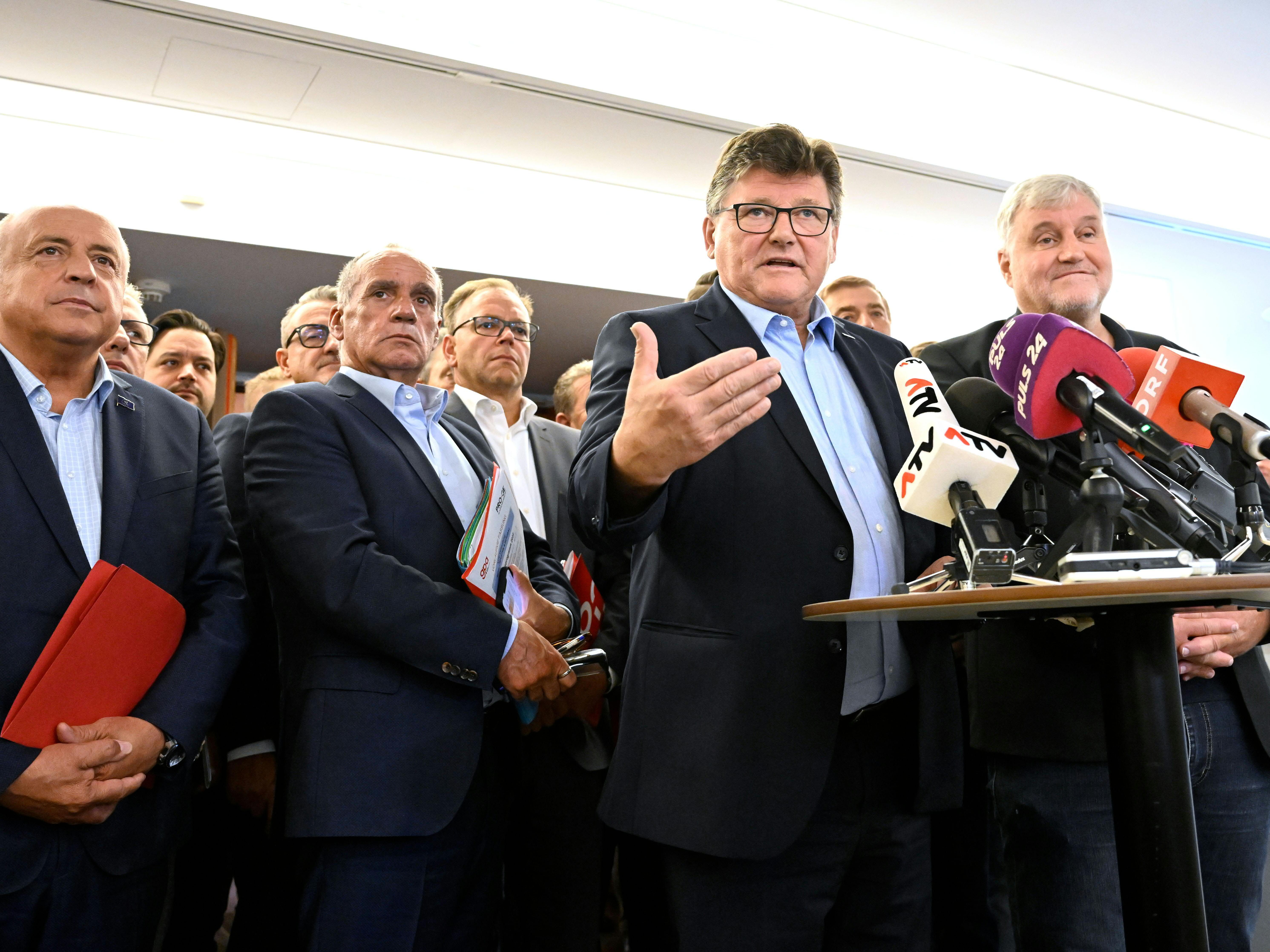 Die Löhne der Metaller steigen durch die Einigung bei den KV-Verhandlungen im Schnitt um 7,4 Prozent. Die Löhne der Metaller steigen durch die Einigung bei den KV-Verhandlungen im Schnitt um 7,4 Prozent.