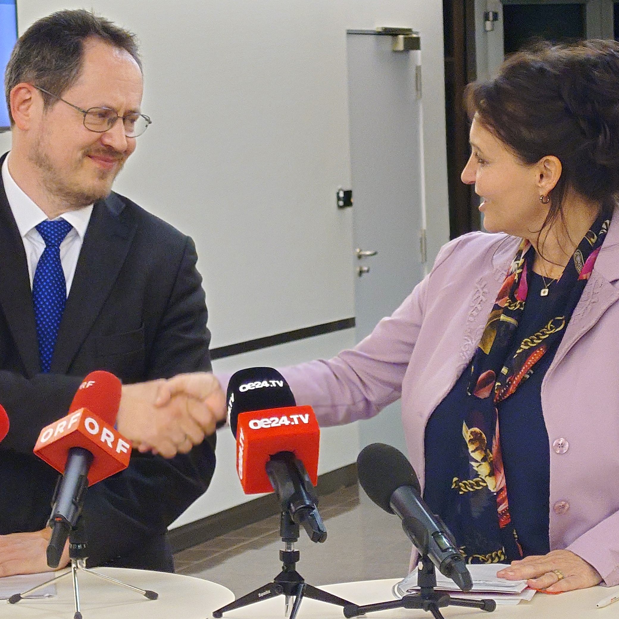 Trefelik und Fichtinger schütteln sich die Hand. Der Handles-KV ist in dieser Woche Thema.