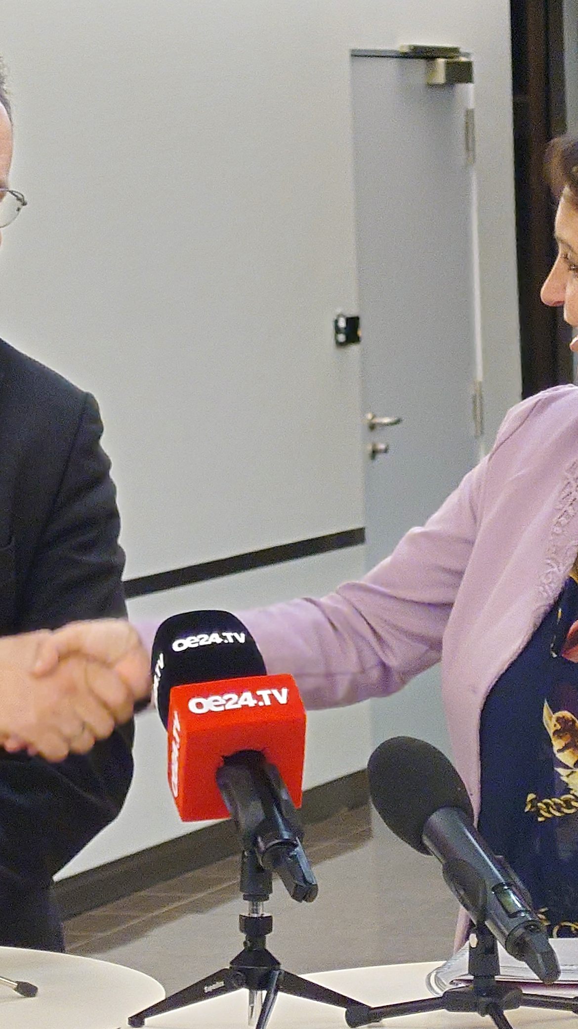 Trefelik und Fichtinger schütteln sich die Hand. Der Handles-KV ist in dieser Woche Thema.