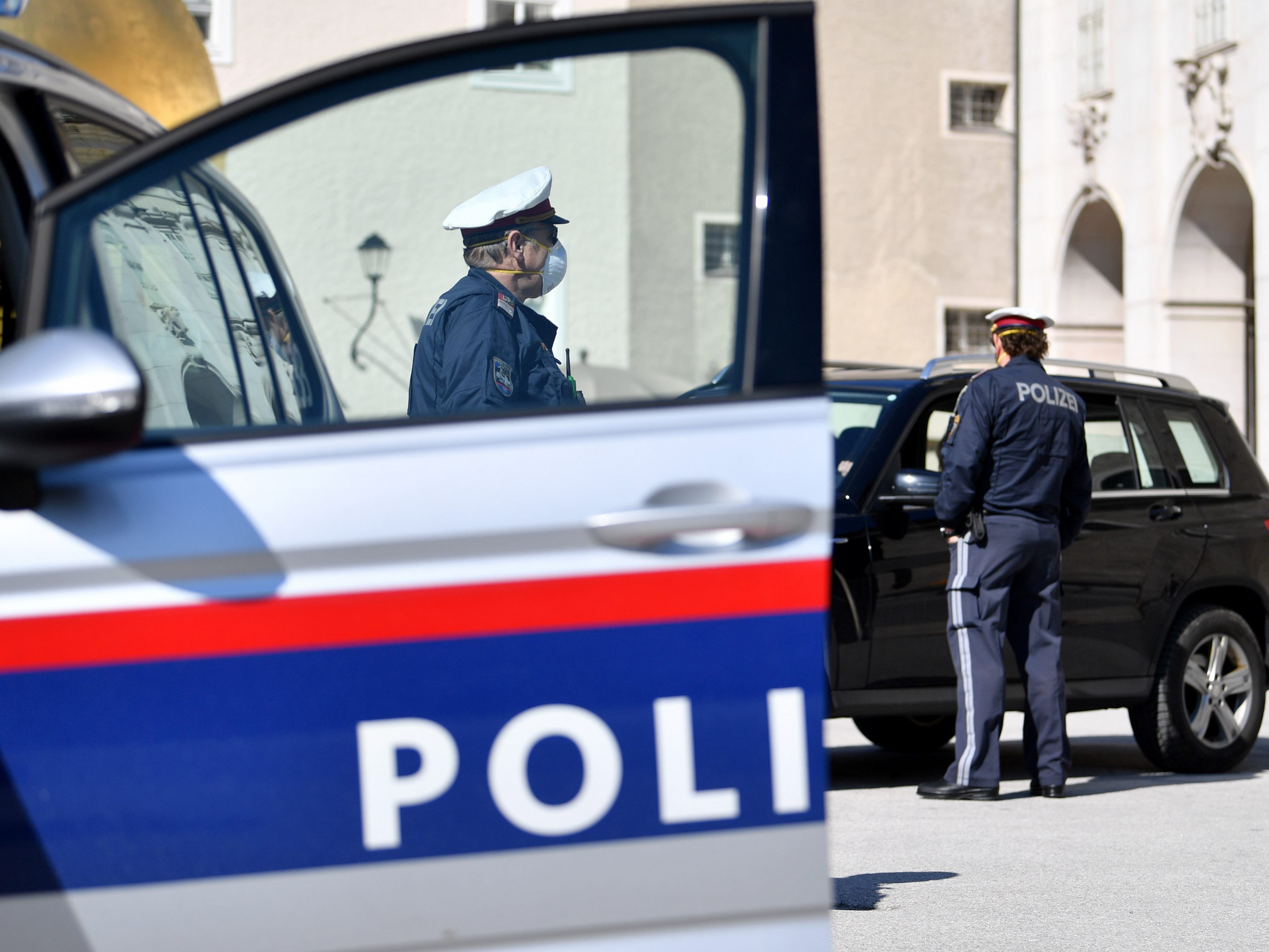 Ein Streit zwischen einem 40-Jährigen und einem 30-Jährigen in einer Wohnung in Wien-Favoriten eskalierte am Dienstag. Ein Streit zwischen einem 40-Jährigen und einem 30-Jährigen in einer Wohnung in Wien-Favoriten eskalierte am Dienstag.