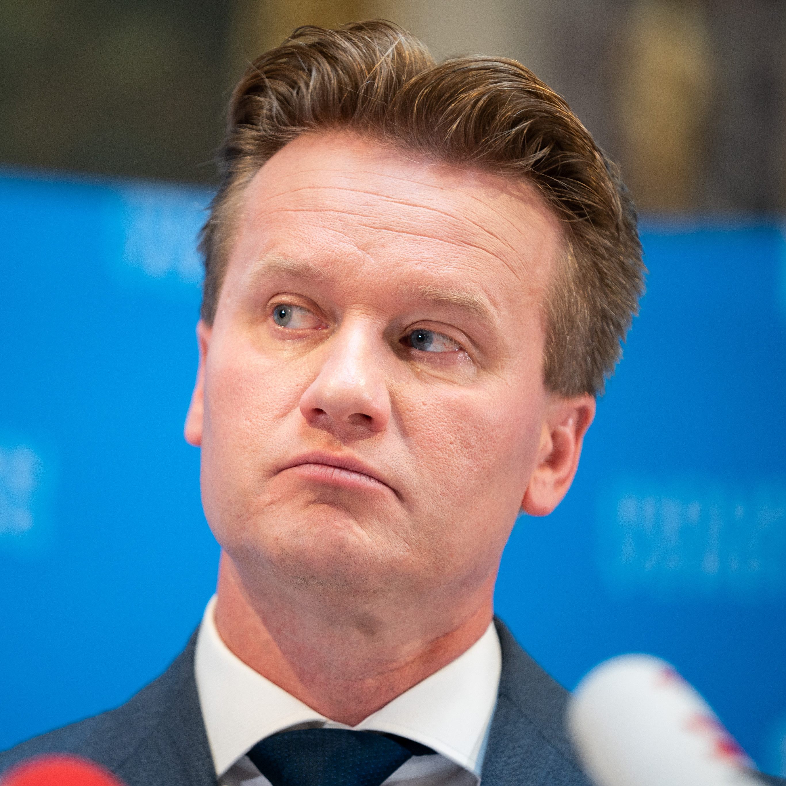 Um im Wettbewerb bestehen zu können, brauche es laut Knill rasch weitere Maßnahmen auf nationaler Ebene.