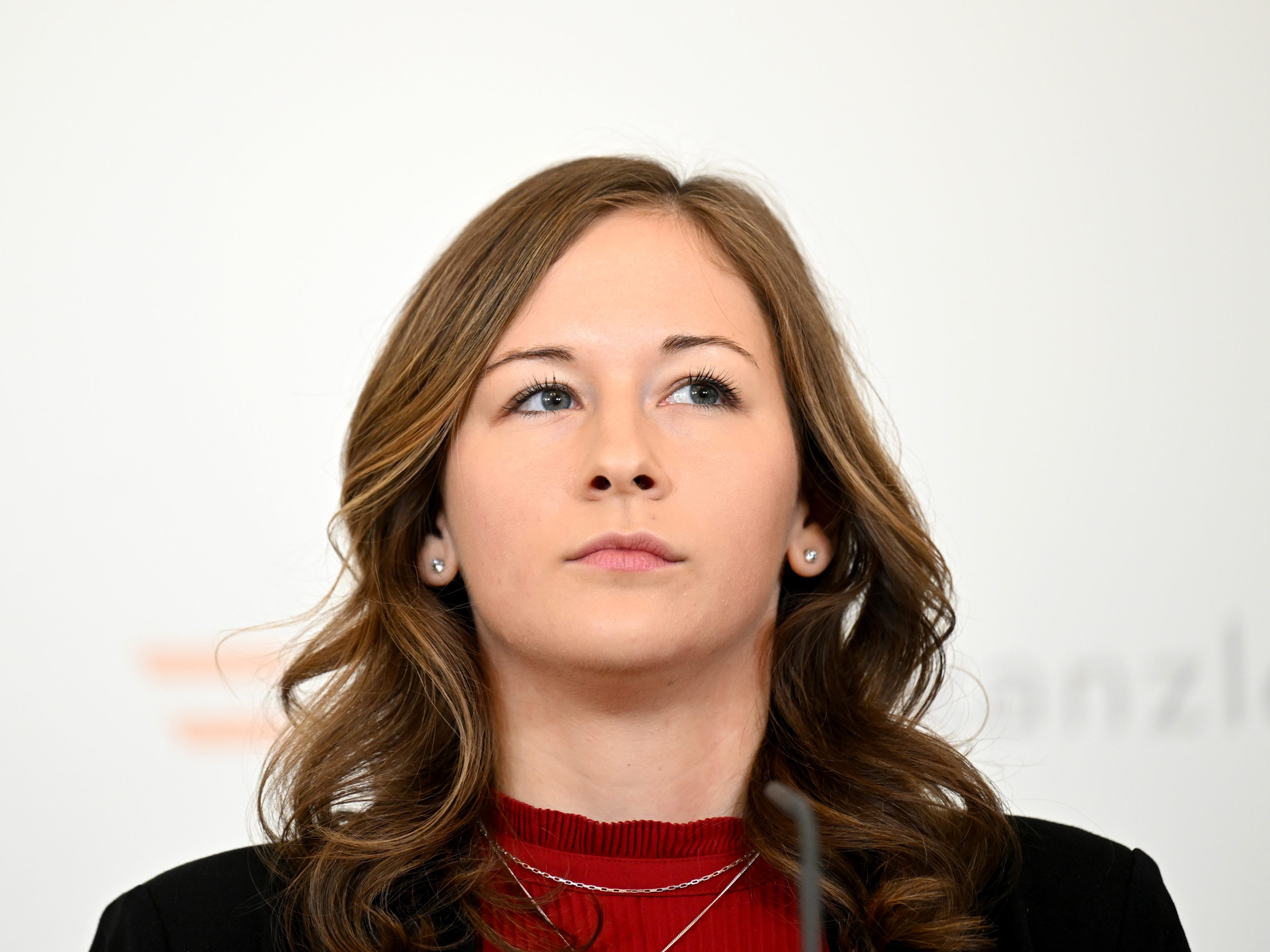 Jugendstaatssekretärin Claudia Plakolm (ÖVP) möchte das ungefragte zusenden von "Dick Pics" unter Strafe stellen. Die Umsetzung eines solchen Paragrafen wird nun geprüft. Jugendstaatssekretärin Claudia Plakolm (ÖVP) möchte das ungefragte zusenden von "Dick Pics" unter Strafe stellen. Die Umsetzung eines solchen Paragrafen wird nun geprüft.