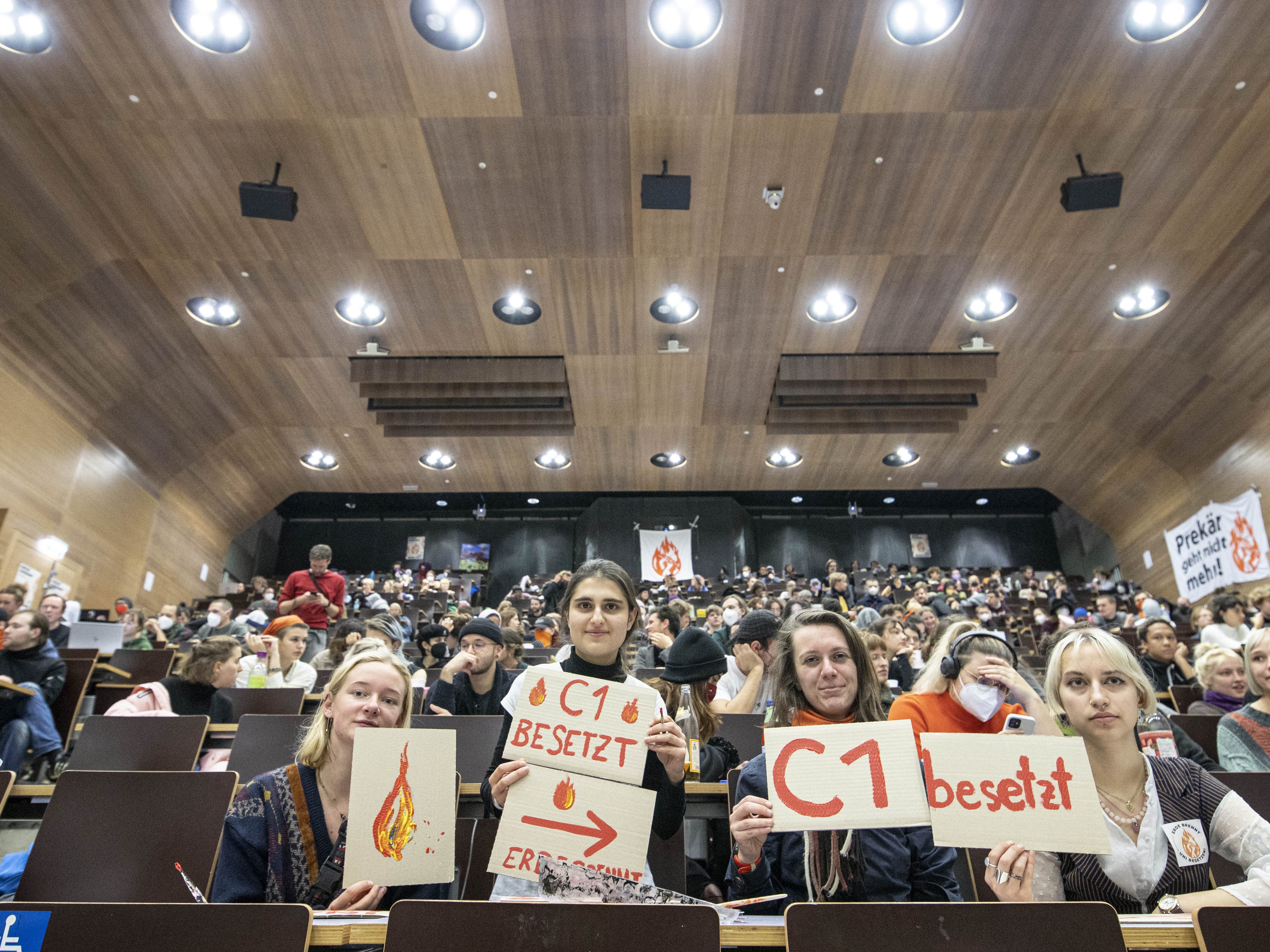 Klimaaktivisten besetzen Hörsäle in Wien, Salzburg und Graz unter dem Titel "Erde brennt".
