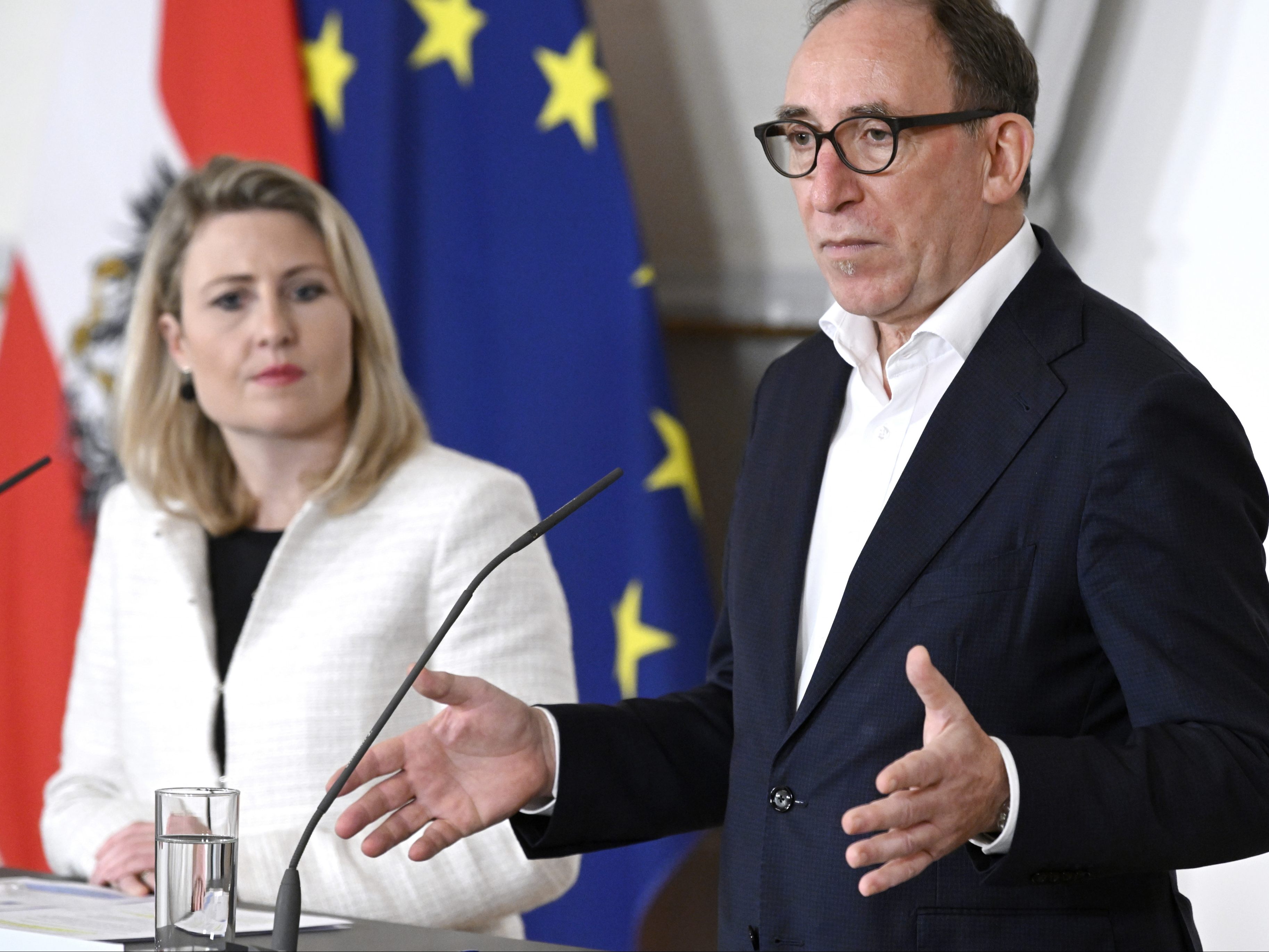 Im Rahmen der Initiative "16 Tage gegen Gewalt an Frauen" rief die Regierung die Maßnahmen für Gewaltprävention in Erinnerung. Im Rahmen der Initiative "16 Tage gegen Gewalt an Frauen" rief die Regierung die Maßnahmen für Gewaltprävention in Erinnerung.