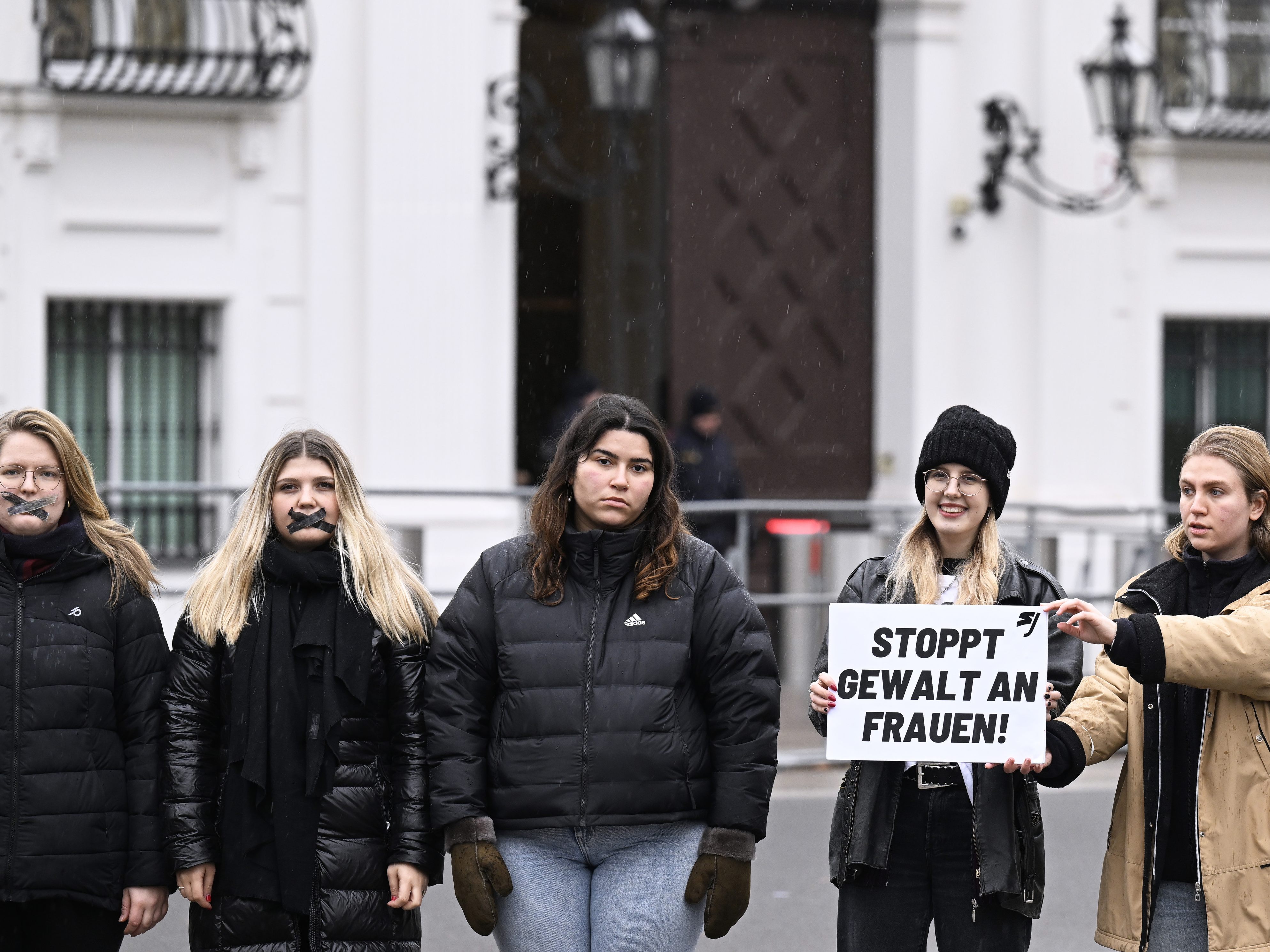 " Jede fünfte Frau ist von Gewalt betroffen" sagt die Vorsitzende der Sozialistischen Jugend Wien, Rihab Toumi bei einer Medienaktion vor dem Bundeskanzleramt. " Jede fünfte Frau ist von Gewalt betroffen" sagt die Vorsitzende der Sozialistischen Jugend Wien, Rihab Toumi bei einer Medienaktion vor dem Bundeskanzleramt.