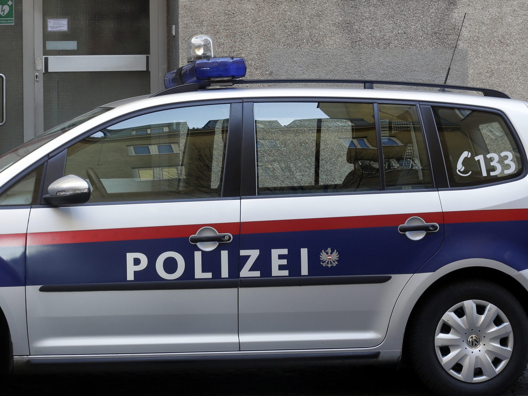 Die Wiener Polizei verhaftete einne 55-Jährigen, der auf seinen Mitbewohner mit einem Messer eingestochen hatte. Die Wiener Polizei verhaftete einne 55-Jährigen, der auf seinen Mitbewohner mit einem Messer eingestochen hatte.