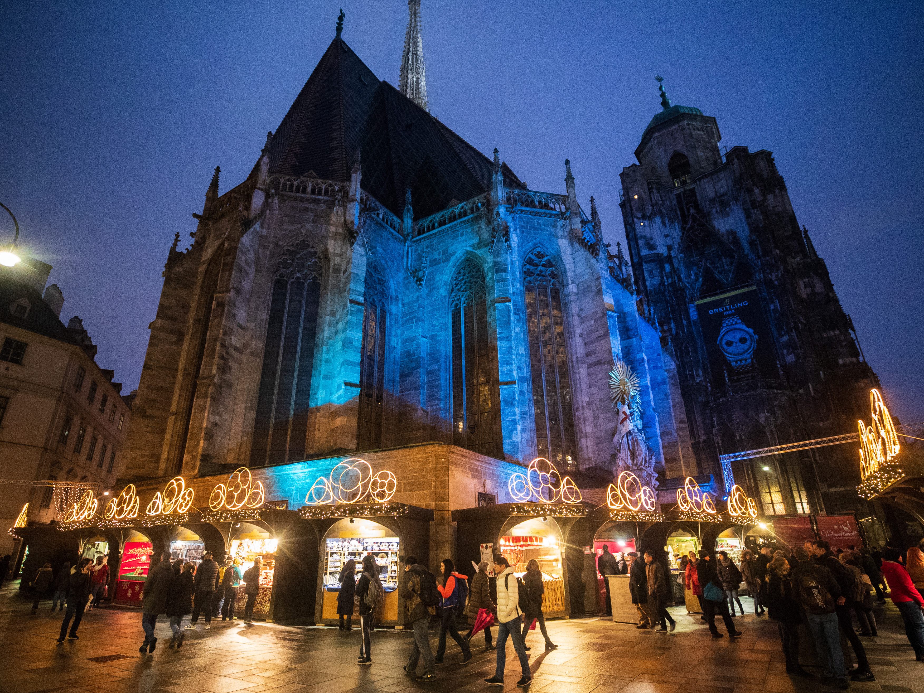 Der Weihnachtsmarkt am Wiener Stephansplatz öffnet auch 2022 wieder seine Pforten. Der Weihnachtsmarkt am Wiener Stephansplatz öffnet auch 2022 wieder seine Pforten.