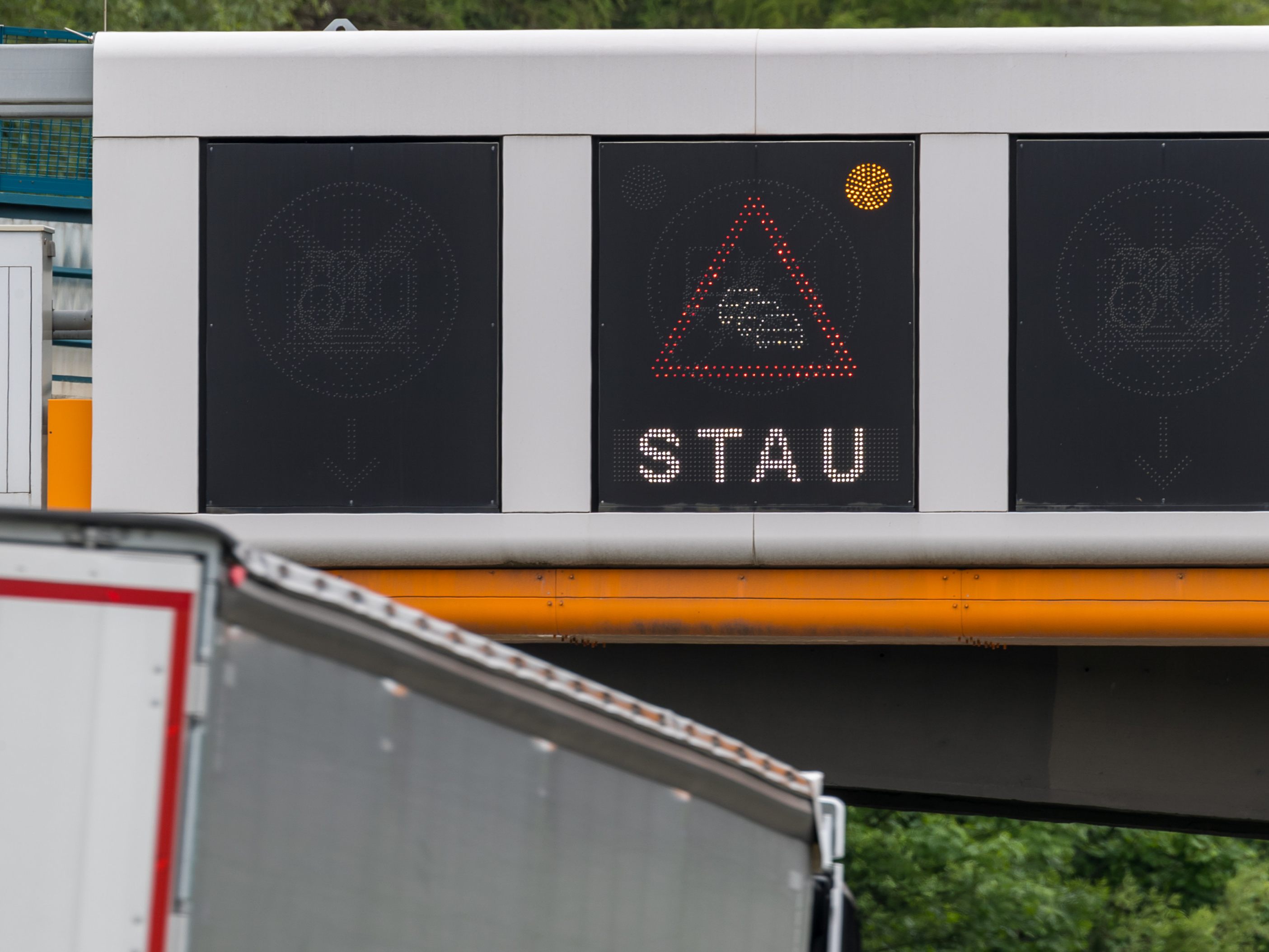 Für mehr als zehn Kilometer Stau hat am Montag ein Unfall auf der A2 in Richtung Wien gesorgt. Für mehr als zehn Kilometer Stau hat am Montag ein Unfall auf der A2 in Richtung Wien gesorgt.