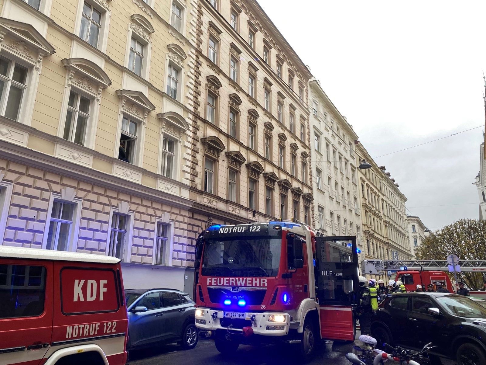 Mehrparteienhaus in Wien-Alsergrund wegen Zimmerbrands evakuiert. Mehrparteienhaus in Wien-Alsergrund wegen Zimmerbrands evakuiert.