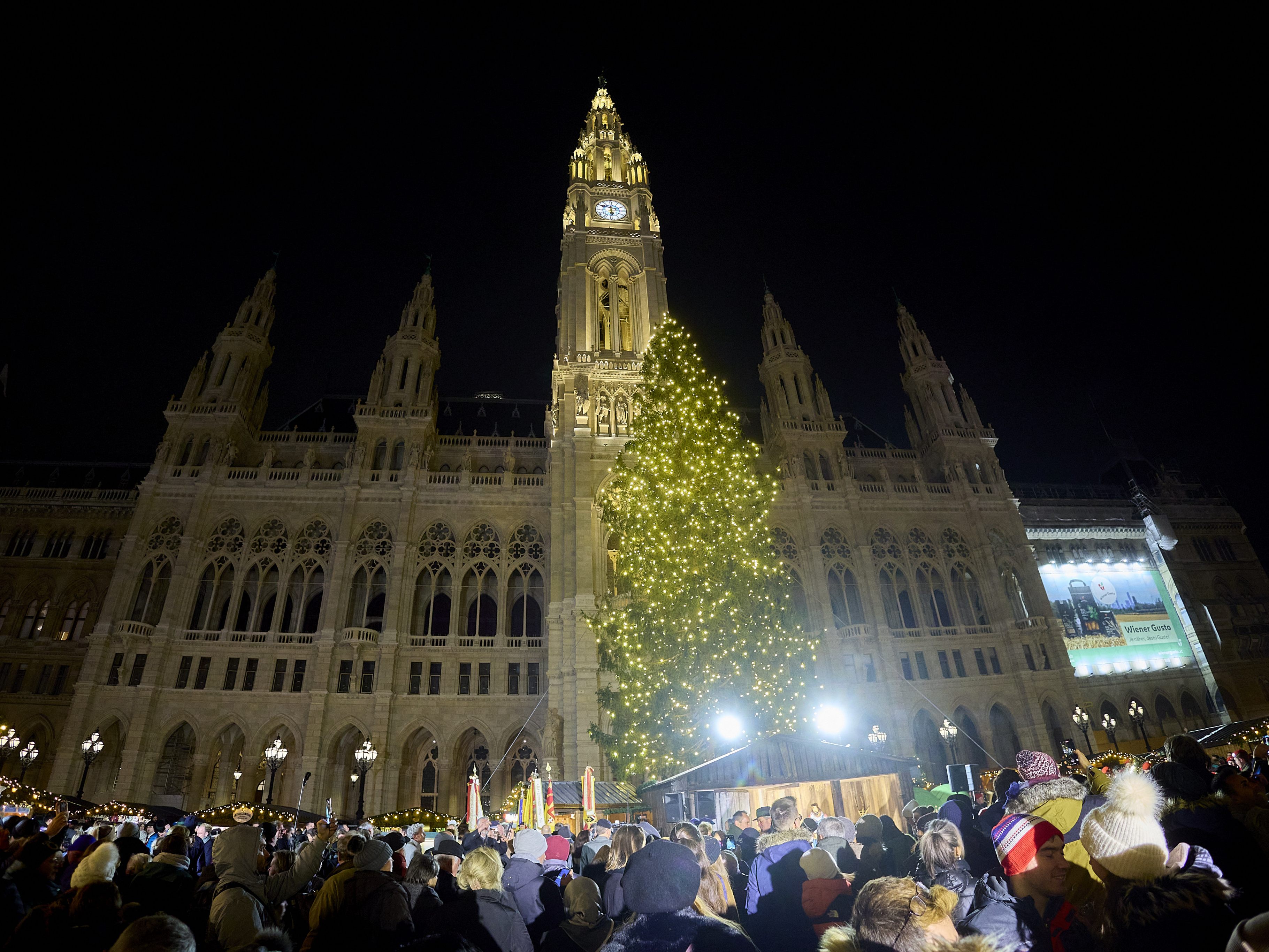 Illuminierung des Weihnachtsbaum am Wiener Christkindlmarkt. Illuminierung des Weihnachtsbaum am Wiener Christkindlmarkt.