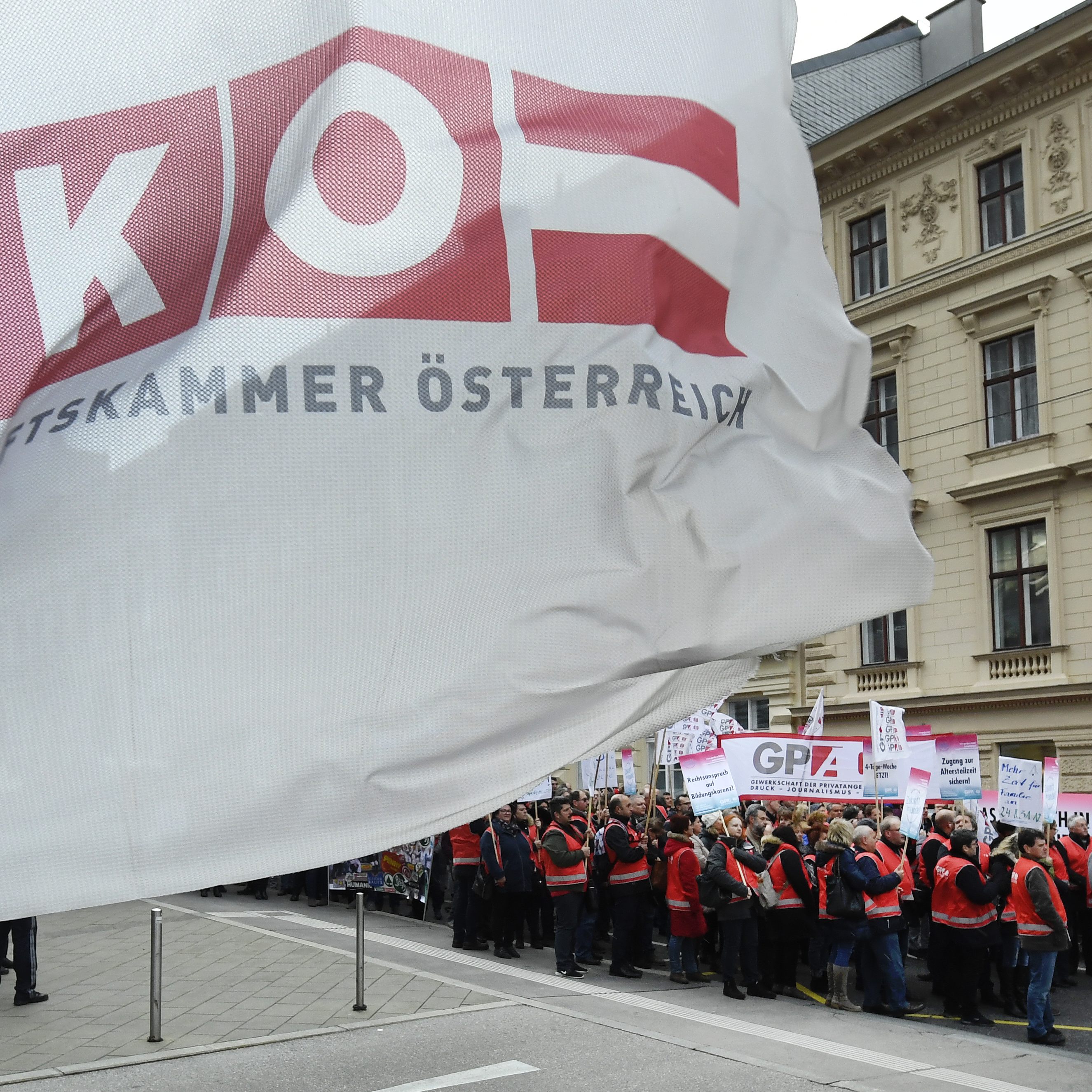 Sollte die fünfte Verhandlungsrunde rund um den Handels-KV am Dienstag platzen, steht ein Streik bevor.