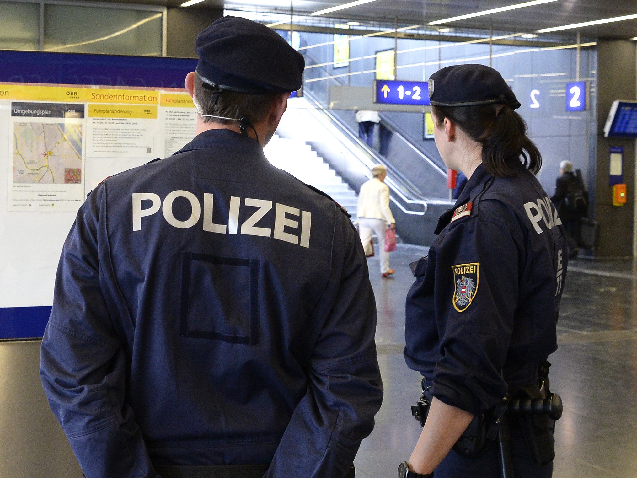 Polizisten verhafteten einer Randaliererin am Wiener Praterstern. Polizisten verhafteten einer Randaliererin am Wiener Praterstern.