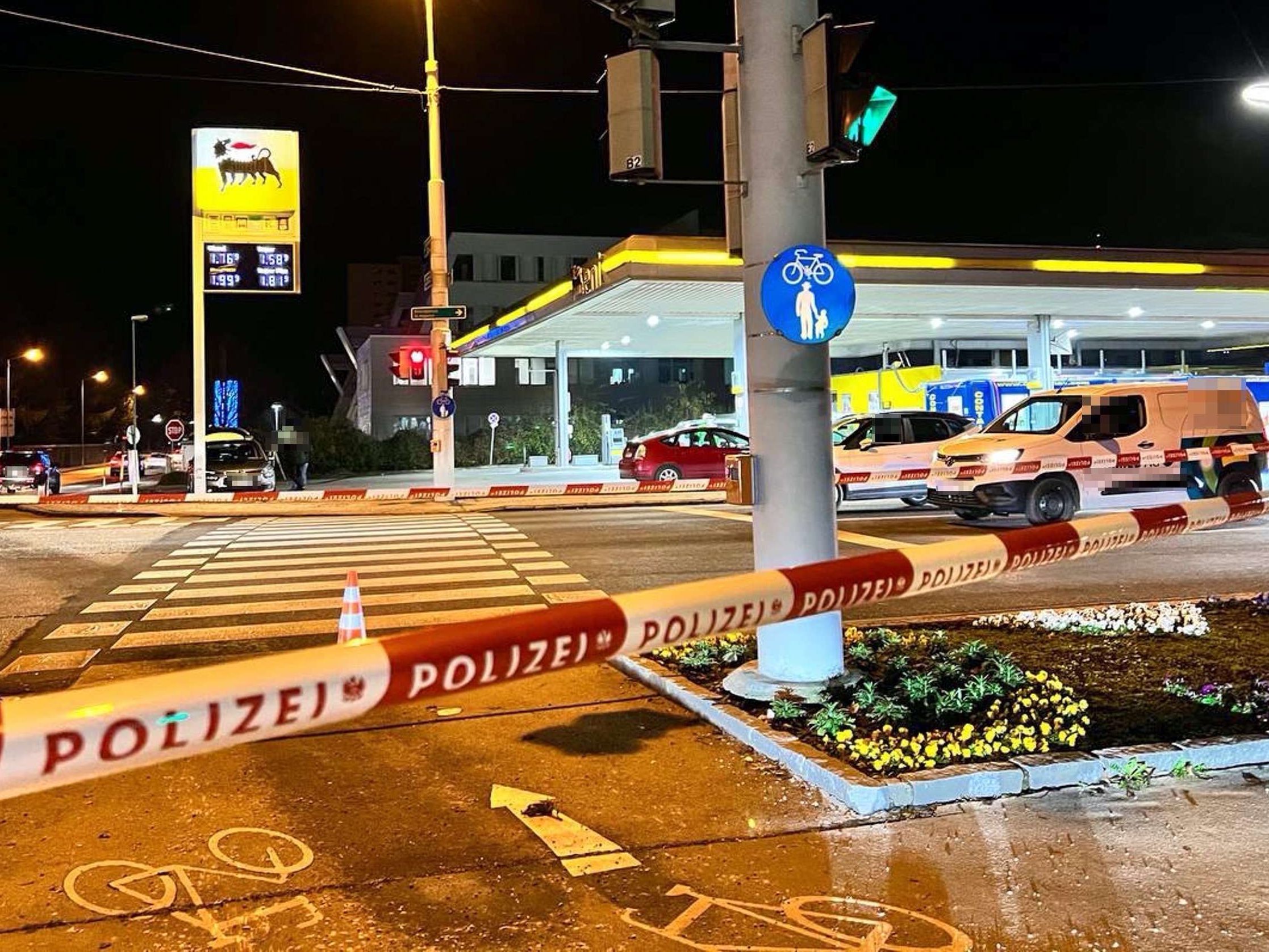 Ein Polizist war bei einem missglückten Anhalteversuch eines Pkw-Lenkers am Freitag durch einen Schuss verletzt worden. Ein Polizist war bei einem missglückten Anhalteversuch eines Pkw-Lenkers am Freitag durch einen Schuss verletzt worden.