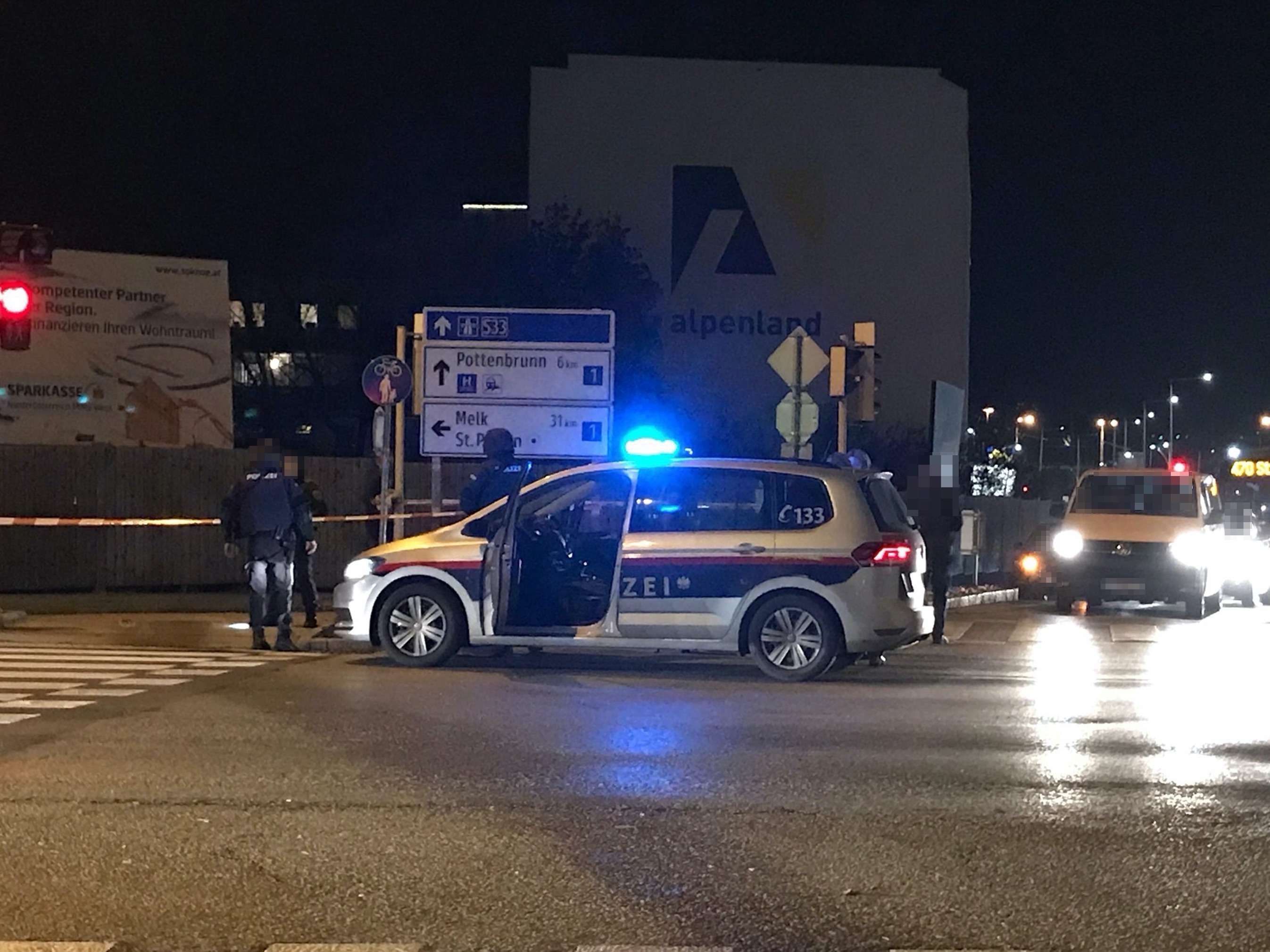 Das Auto des flüchtigen Pkw-Lenkers konnte in St. Pölten sichergestellt werden. Das Auto des flüchtigen Pkw-Lenkers konnte in St. Pölten sichergestellt werden.