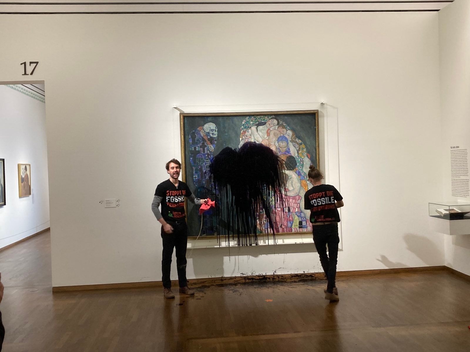 Leopold Museum in Wien: Klimaaktivisten überschütteten Gemälde. Eine Person soll sich am Glas festgeklebt haben.