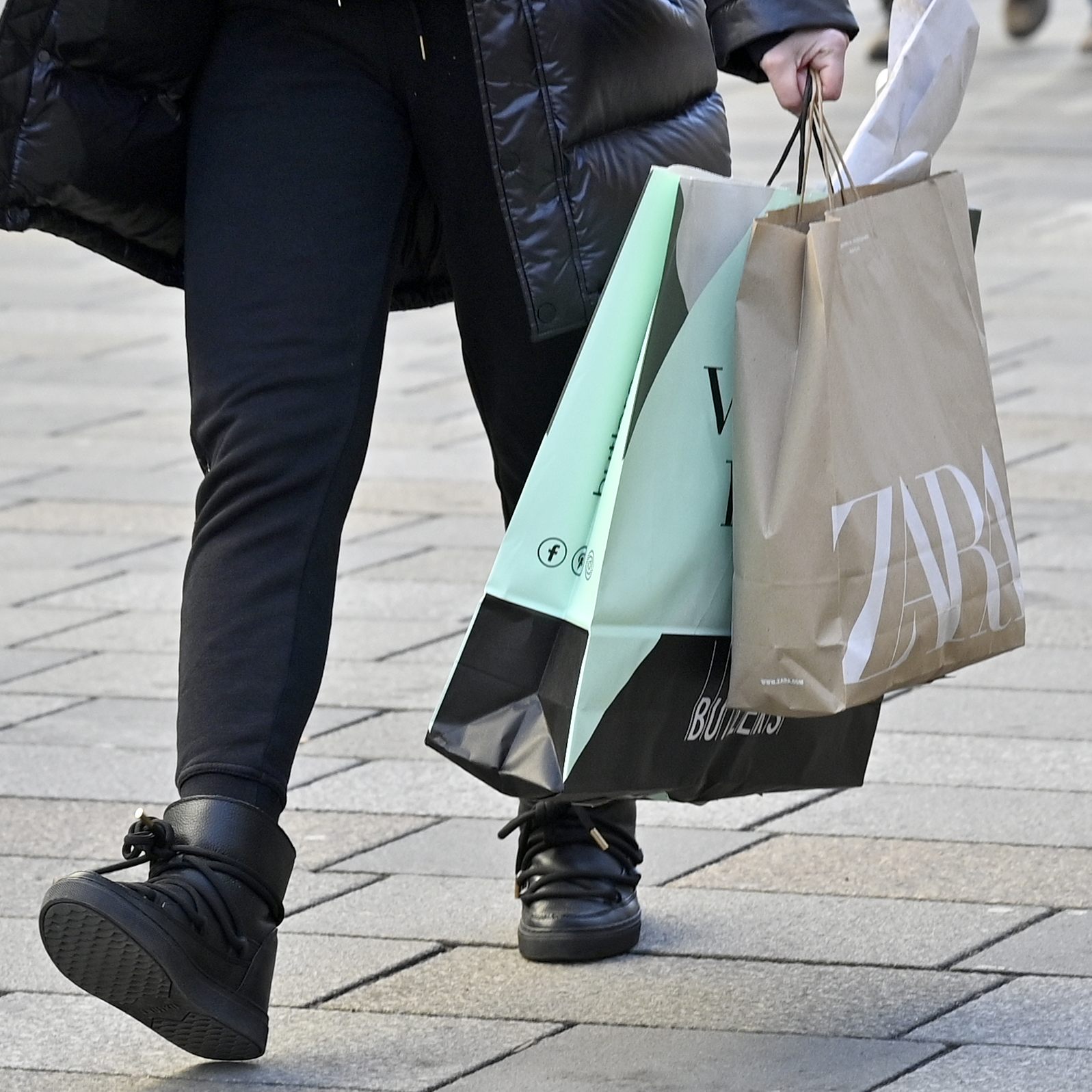 Die Österreicher kaufen laut einer Umfrage lieber im Geschäft, statt online ein.