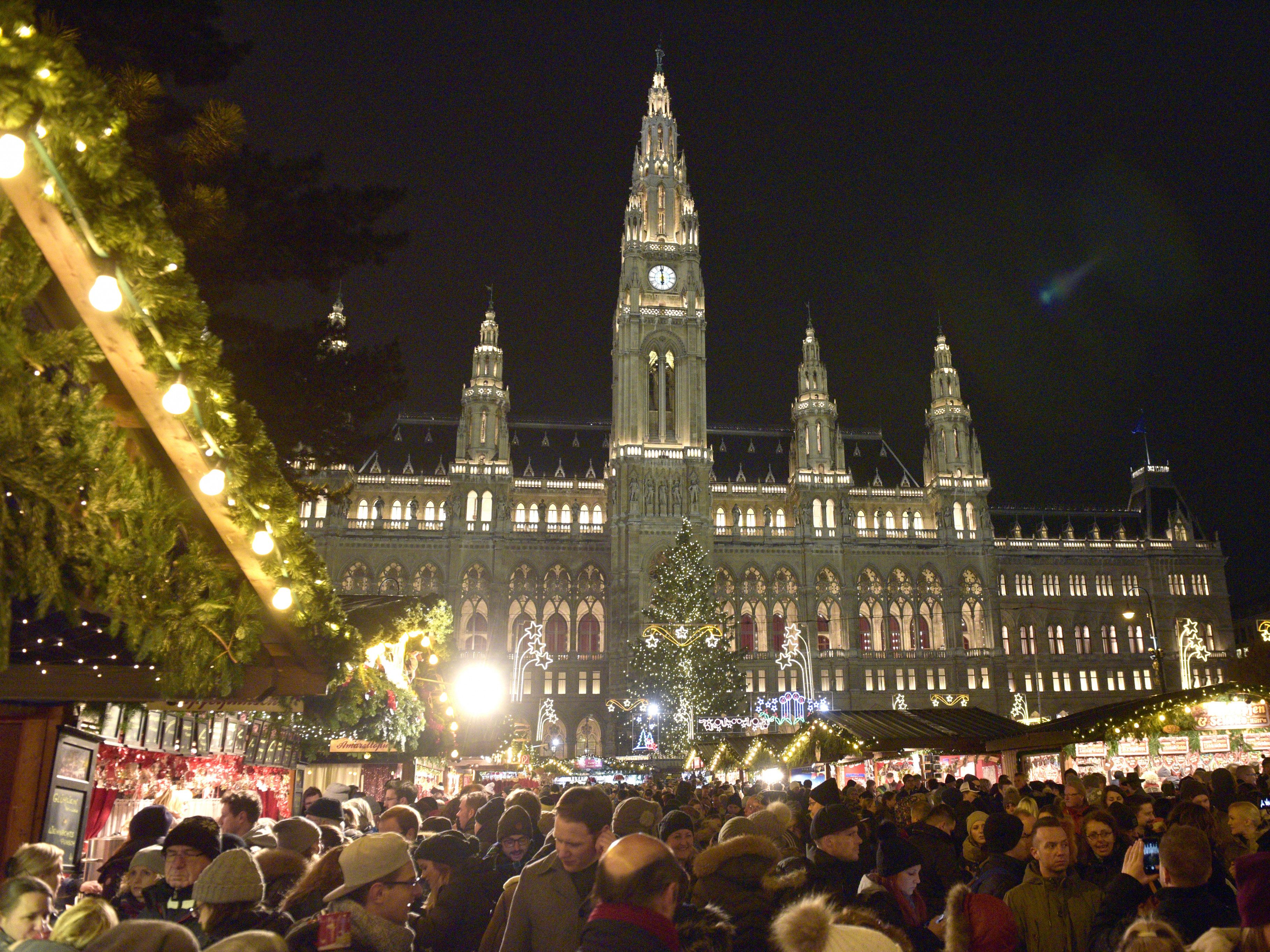 Der Start der Wiener Christkindlmärkte sorgt für volle Straßen am Wochenende. Der Start der Wiener Christkindlmärkte sorgt für volle Straßen am Wochenende.