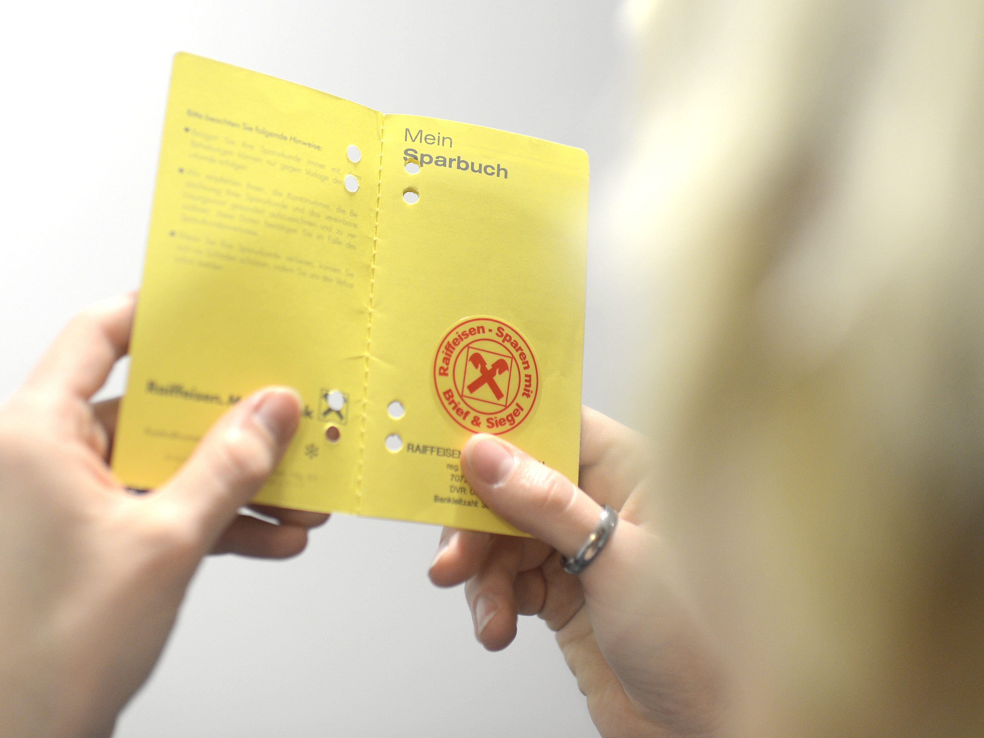 Besonders die Zinsen für Sparbücher, Sparcards und Sparkonten liegen immer noch bei der Null-Prozent-Grenze. Besonders die Zinsen für Sparbücher, Sparcards und Sparkonten liegen immer noch bei der Null-Prozent-Grenze.