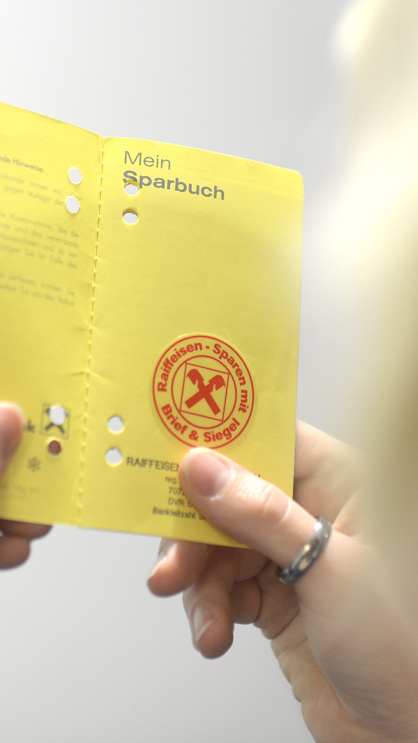 Besonders die Zinsen für Sparbücher, Sparcards und Sparkonten liegen immer noch bei der Null-Prozent-Grenze.