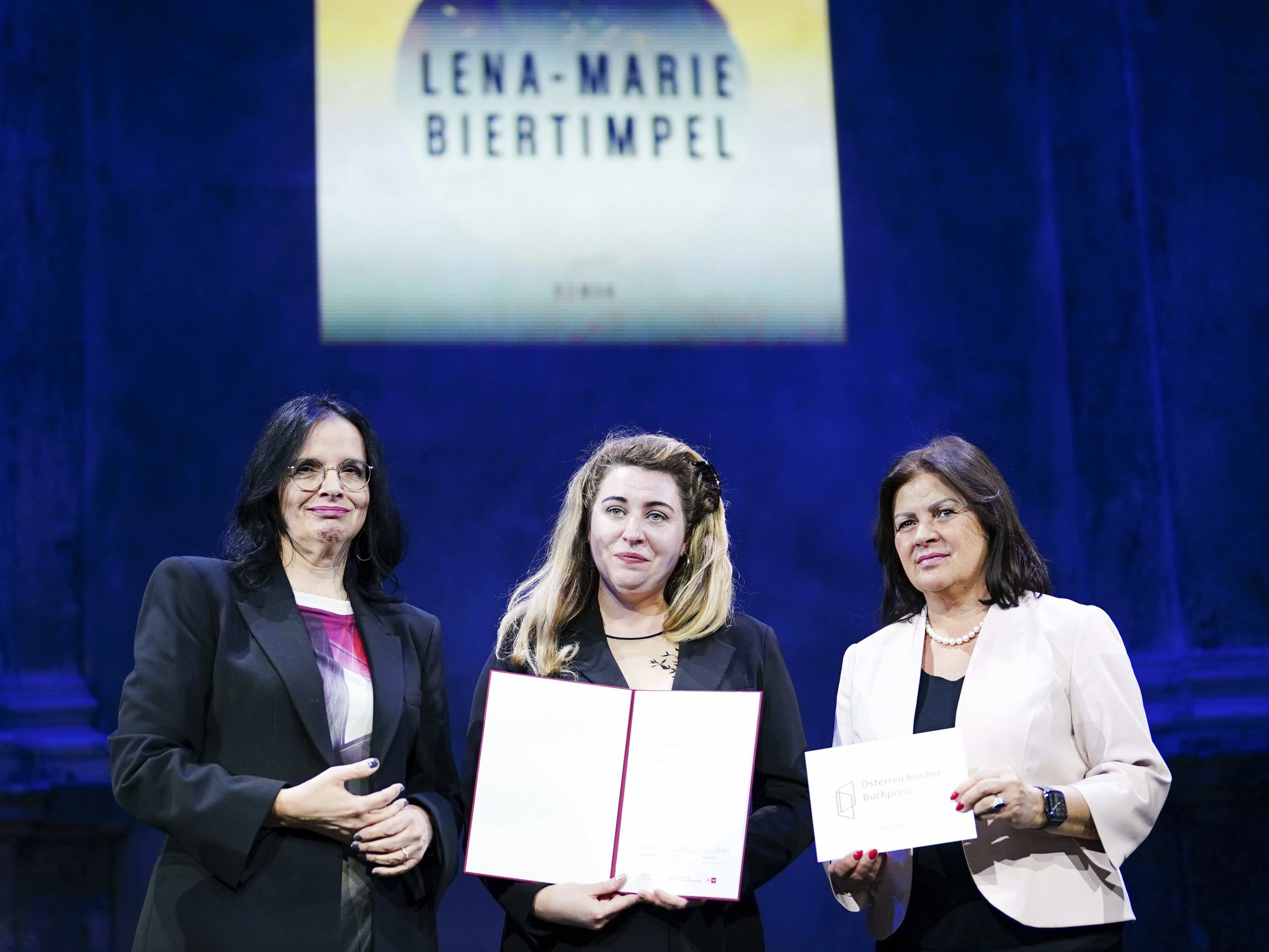 Der mit 10.000 Euro dotierte Debütpreis geht heuer an die 1991 in Hamburg geborene Sprachkunst-Studentin an der Wiener Universität für Angewandte Kunst Lena-Marie Biertimpel.