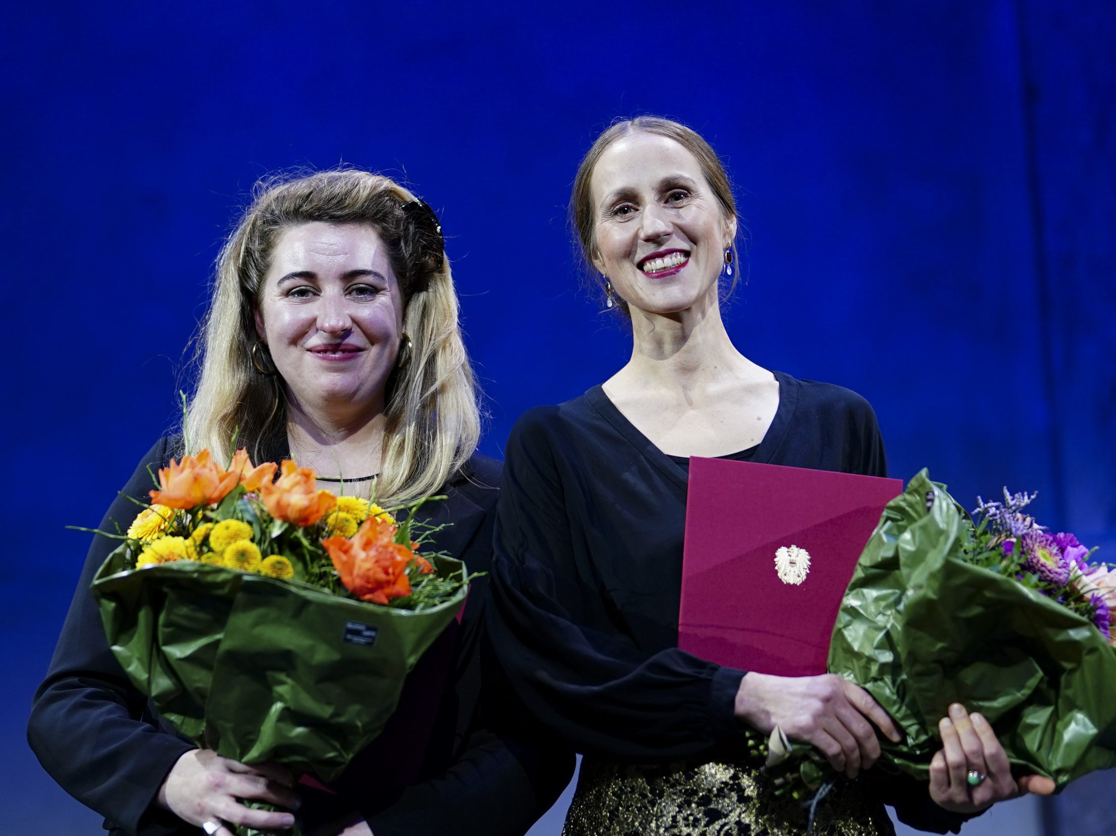Lena-Marie Biertimpel (Debütpreis) und Verena Roßbacher (Österreichischen Buchpreis 2022) anlässlich der Verleihung "Österreichischer Buchpreis 2022".
