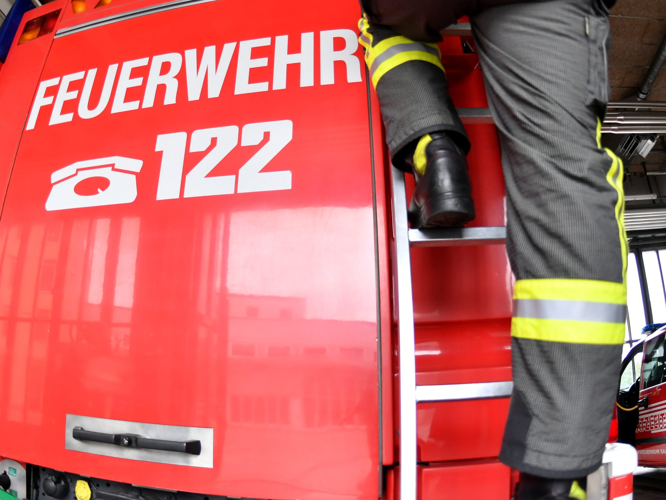Bei einem Brand in einem Wohnhaus in Wien-Rudolfsheim konnte eine Frau aus ihrer Wohung gerettet werden. Bei einem Brand in einem Wohnhaus in Wien-Rudolfsheim konnte eine Frau aus ihrer Wohung gerettet werden.