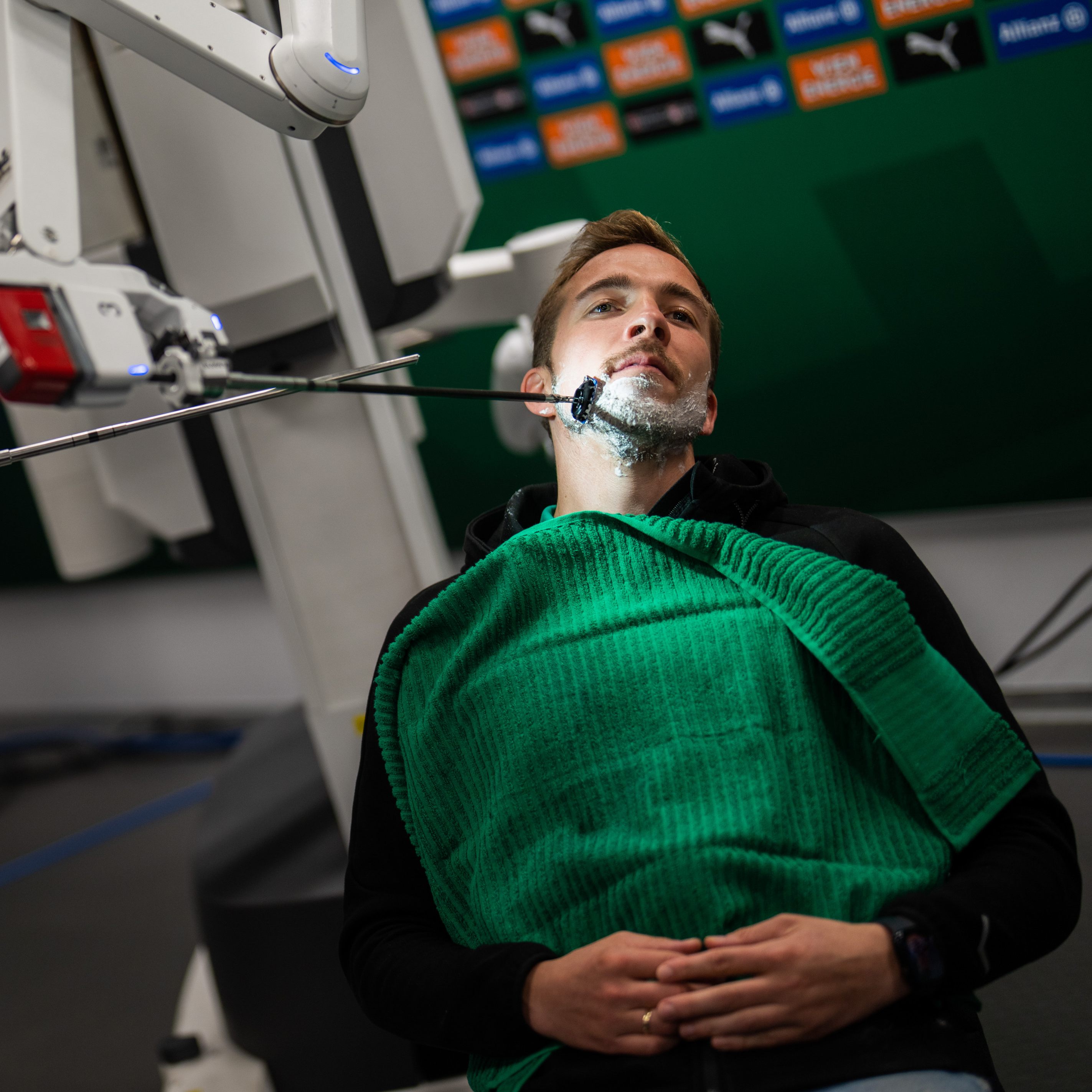 Christopher Dibon lässt sich zur Prostata-Sensibilisierung den Bart mit Hilfe eines OP-Roboters rasieren.