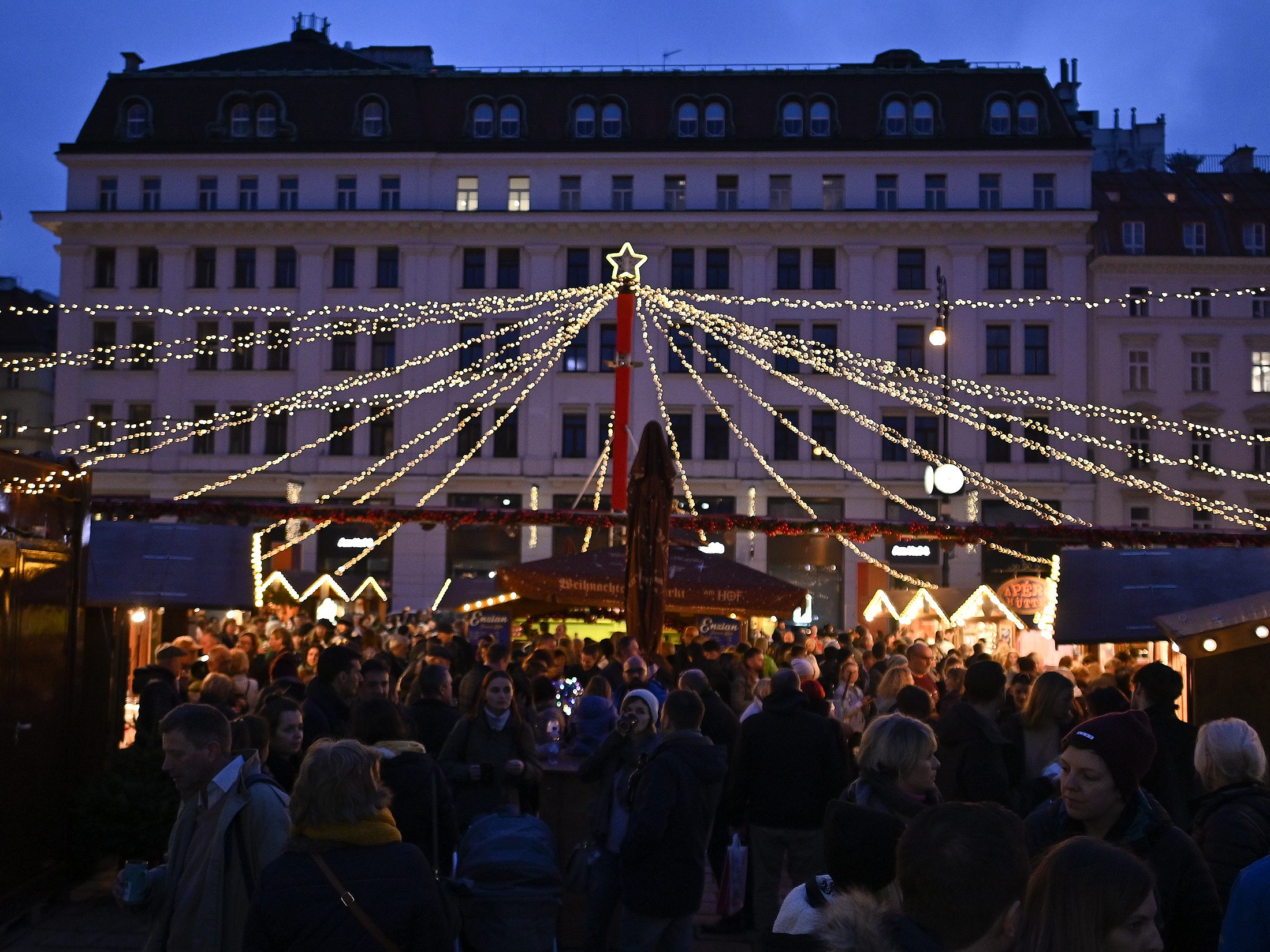 Der Weihnachtsmarkt am Hof in der Wiener Innenstadt findet heuer vom 11. November bis 23. Dezember statt. Der Weihnachtsmarkt am Hof in der Wiener Innenstadt findet heuer vom 11. November bis 23. Dezember statt.