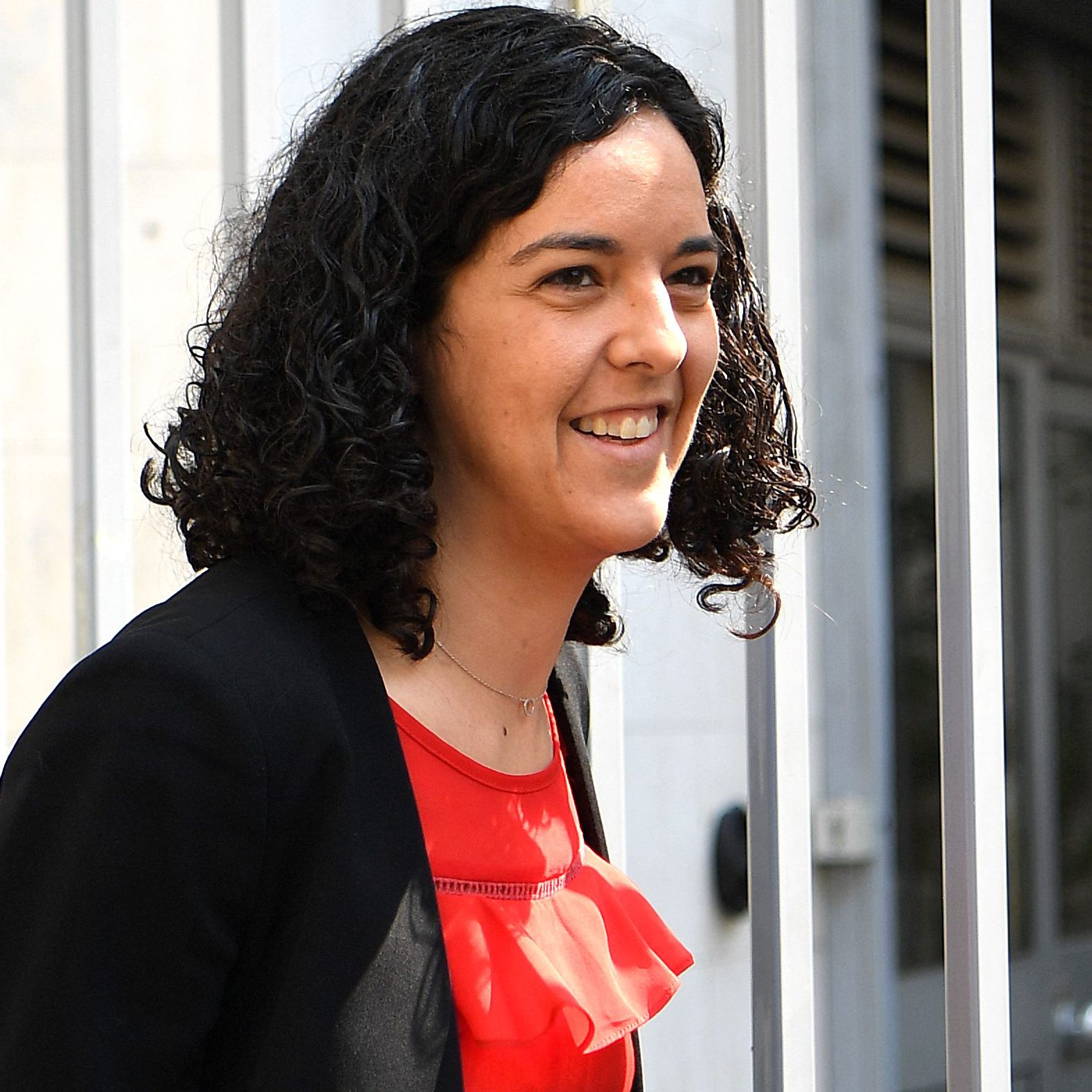 Die Abgeordnete Manon Aubry zog während ihrer Rede aus Protest die "One Love" Armbinde an.