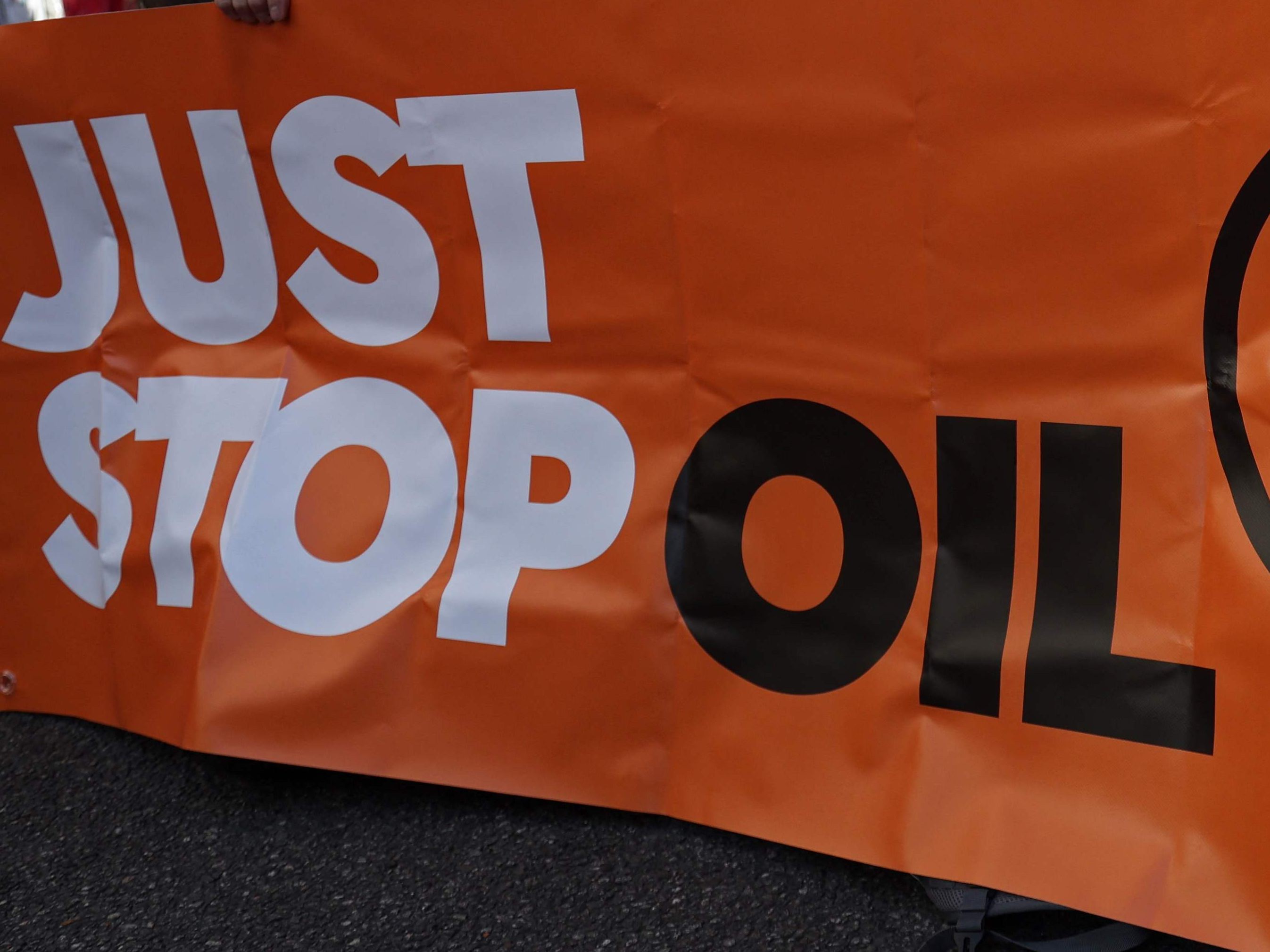 Zwei Klimaaktivisten von "Just Stop Oil" wurden verurteilt Zwei Klimaaktivisten von "Just Stop Oil" wurden verurteilt