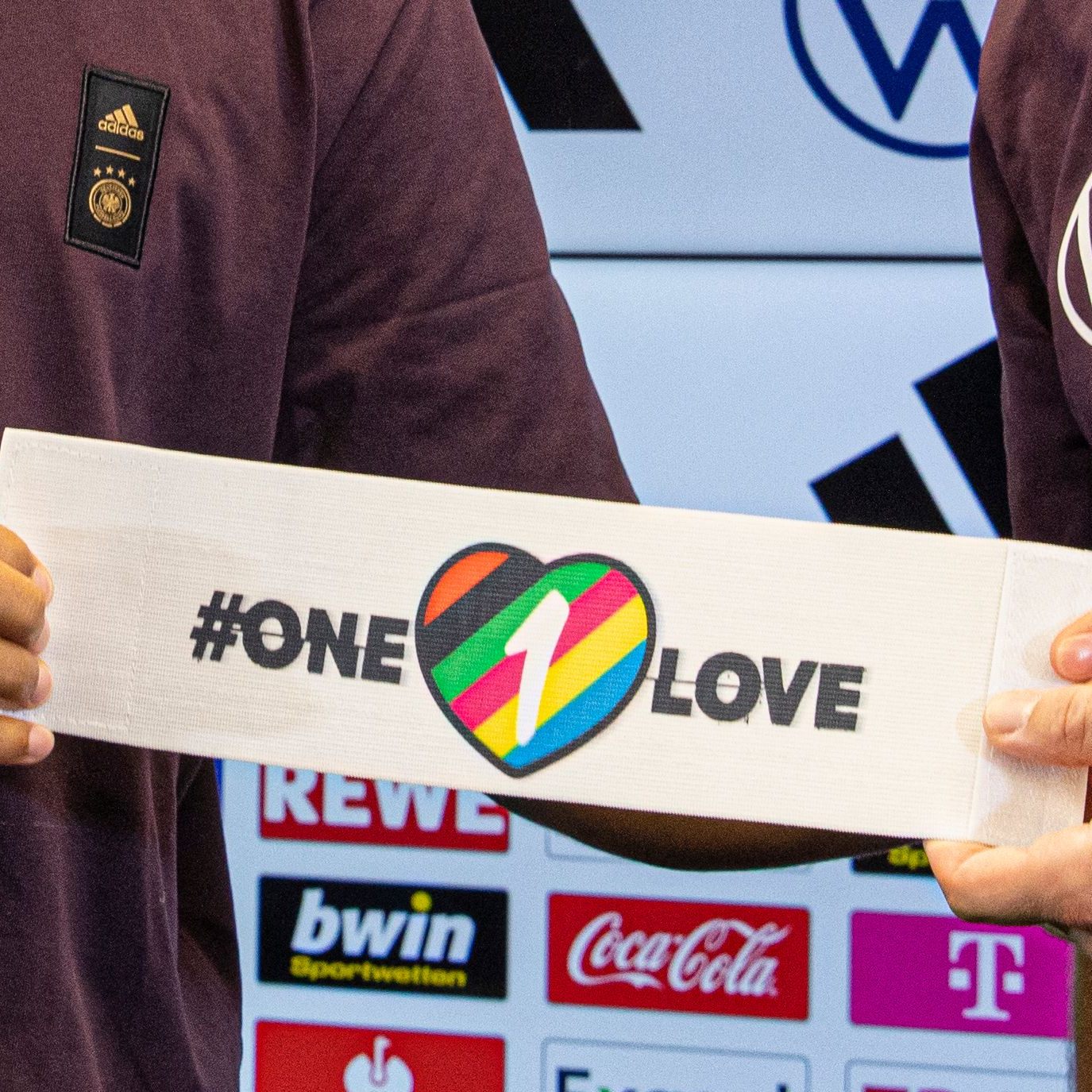 Rewe stellt nach dem Binden-Skandal die Zusammenarbeit mit dem DFB ruhend.