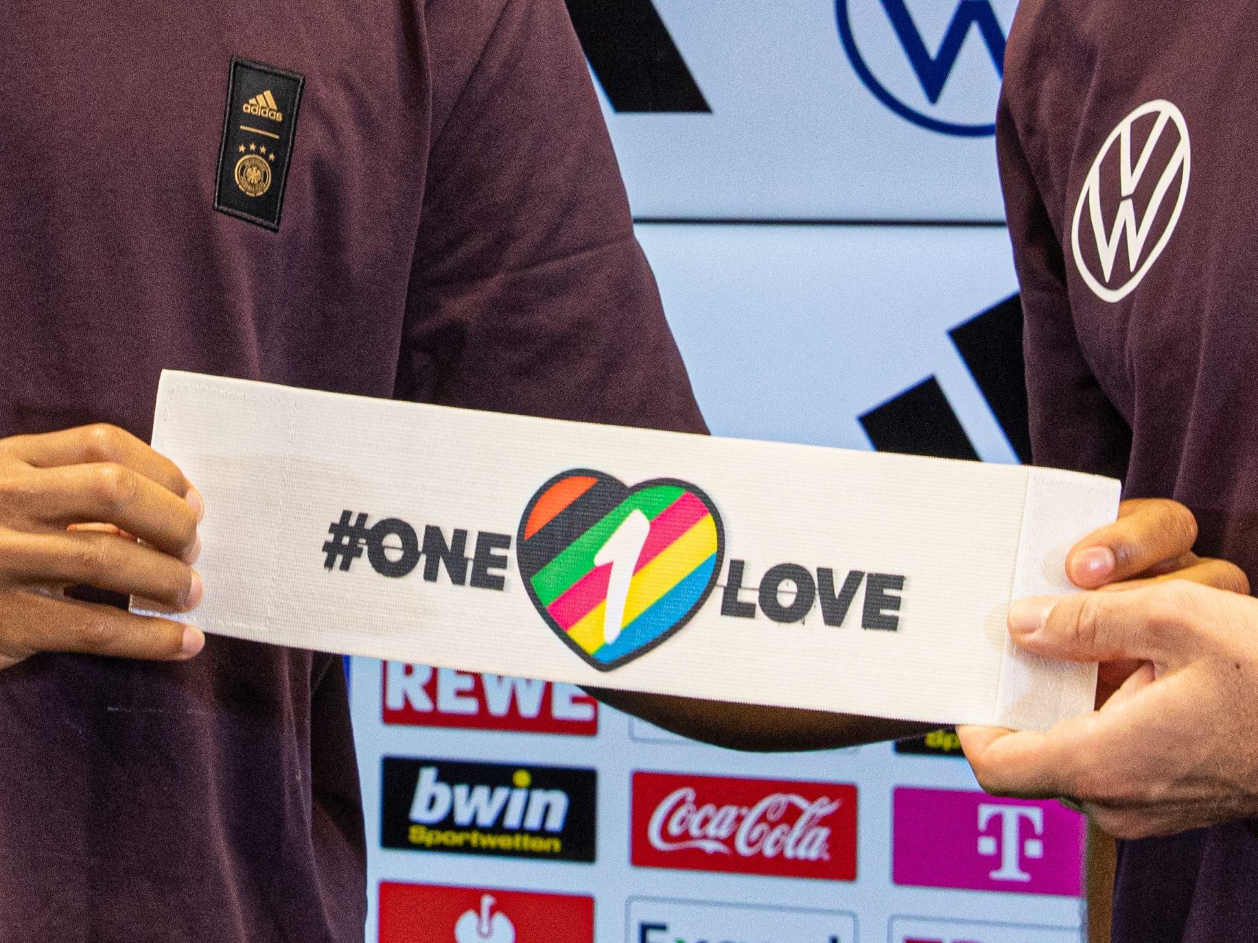 Rewe stellt nach dem Binden-Skandal die Zusammenarbeit mit dem DFB ruhend.
