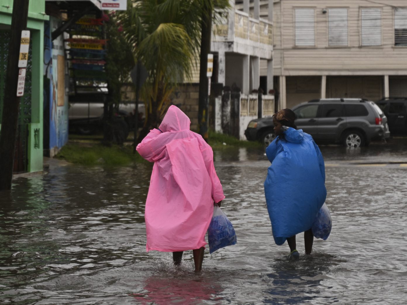 Hurrikan "Lisa" sorgte in Belize für überflutete Straßen. Hurrikan "Lisa" sorgte in Belize für überflutete Straßen.
