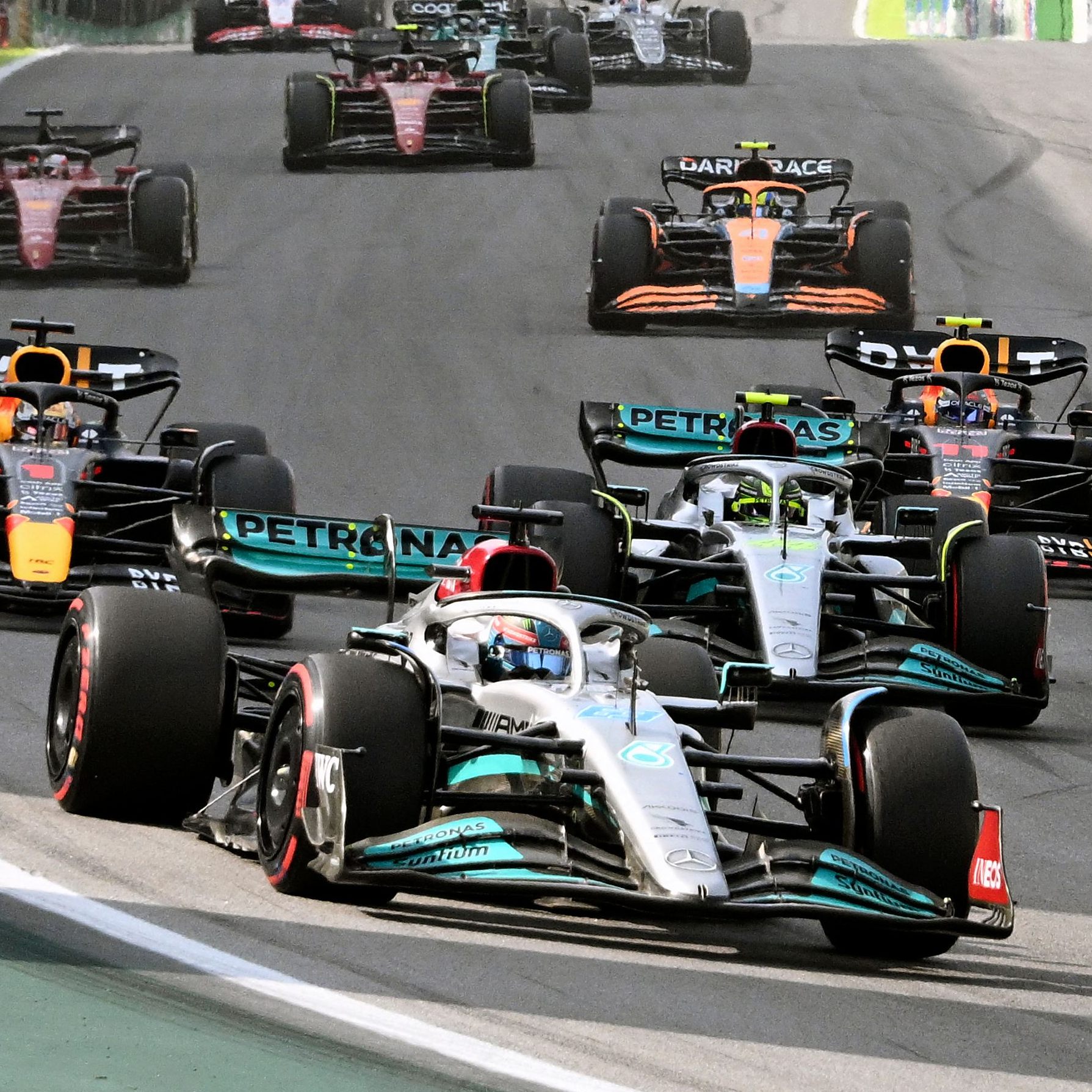 George Russell feierte in Brasilien seinen ersten Formel 1 Sieg vor Lewis Hamilton.